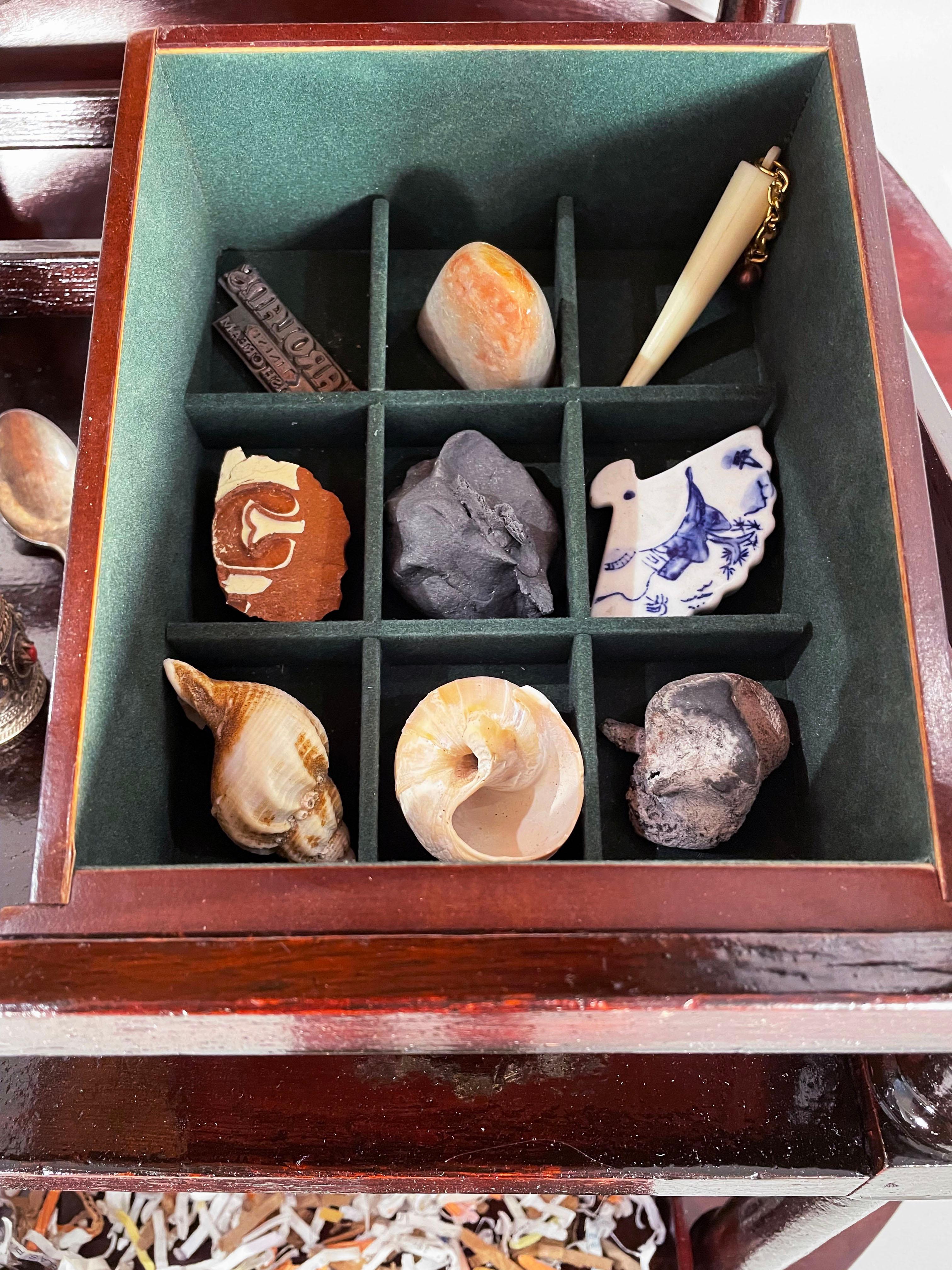 Arte Contemporáneo Técnica Mixta Escultura Gabinete Wunderkammer - Recordatorios 1167 en venta 4