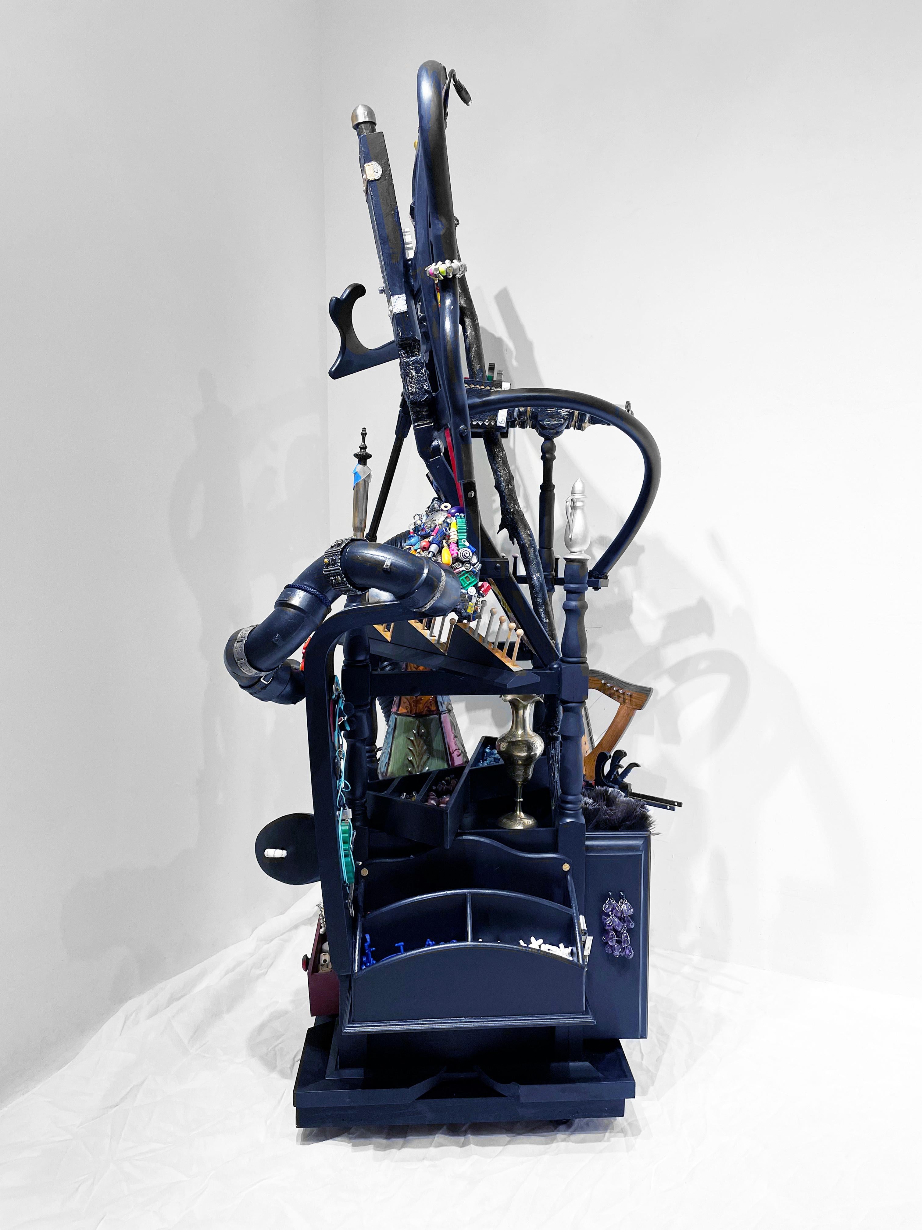 Scultura Wunderkammer a tecnica mista contemporanea che lascia la casa con ricordi 1286 - Sculpture Contemporaneo di Linda Stein