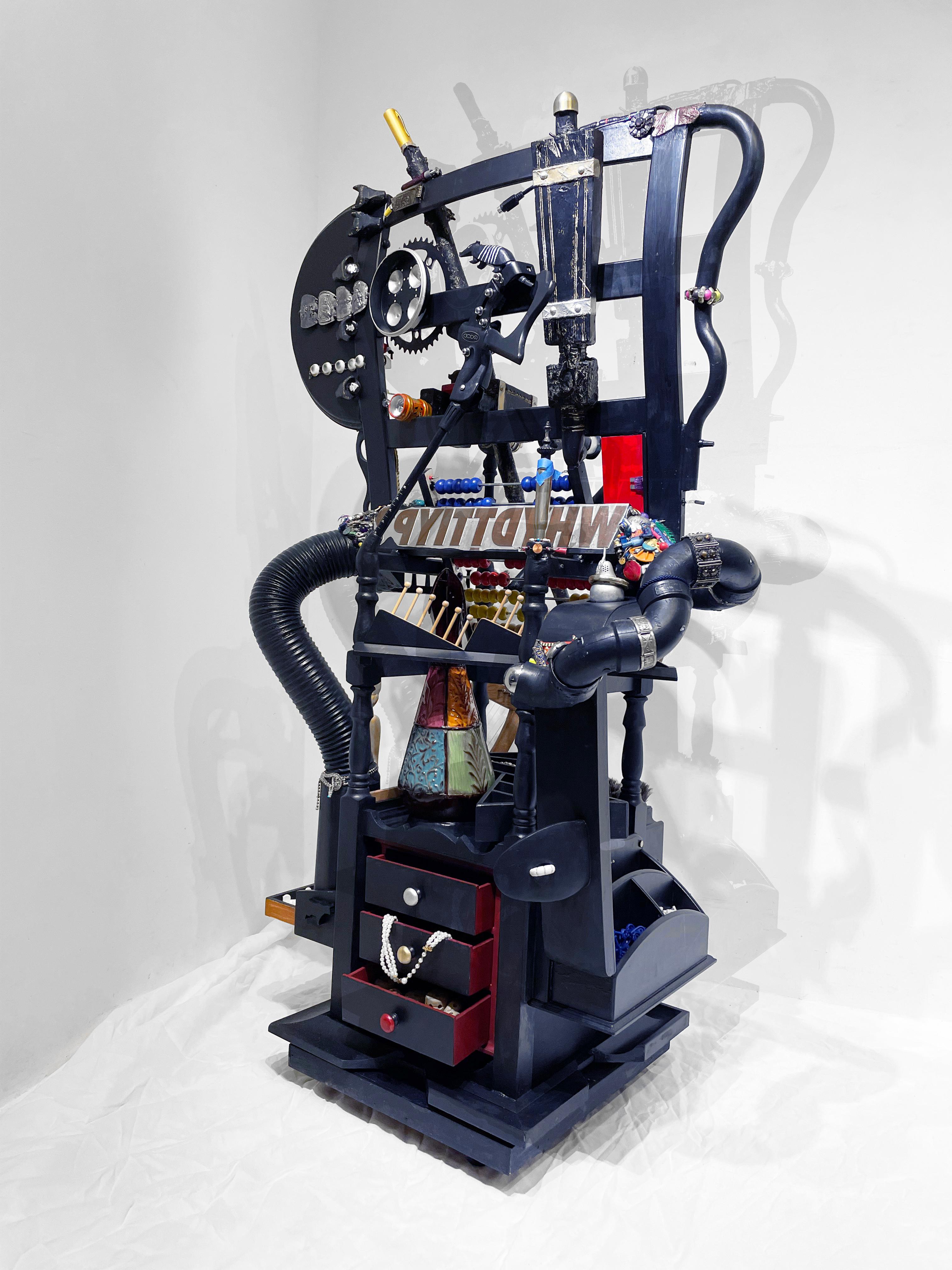Scultura Wunderkammer a tecnica mista contemporanea che lascia la casa con ricordi 1286 - Abstract Sculpture Marrone di Linda Stein