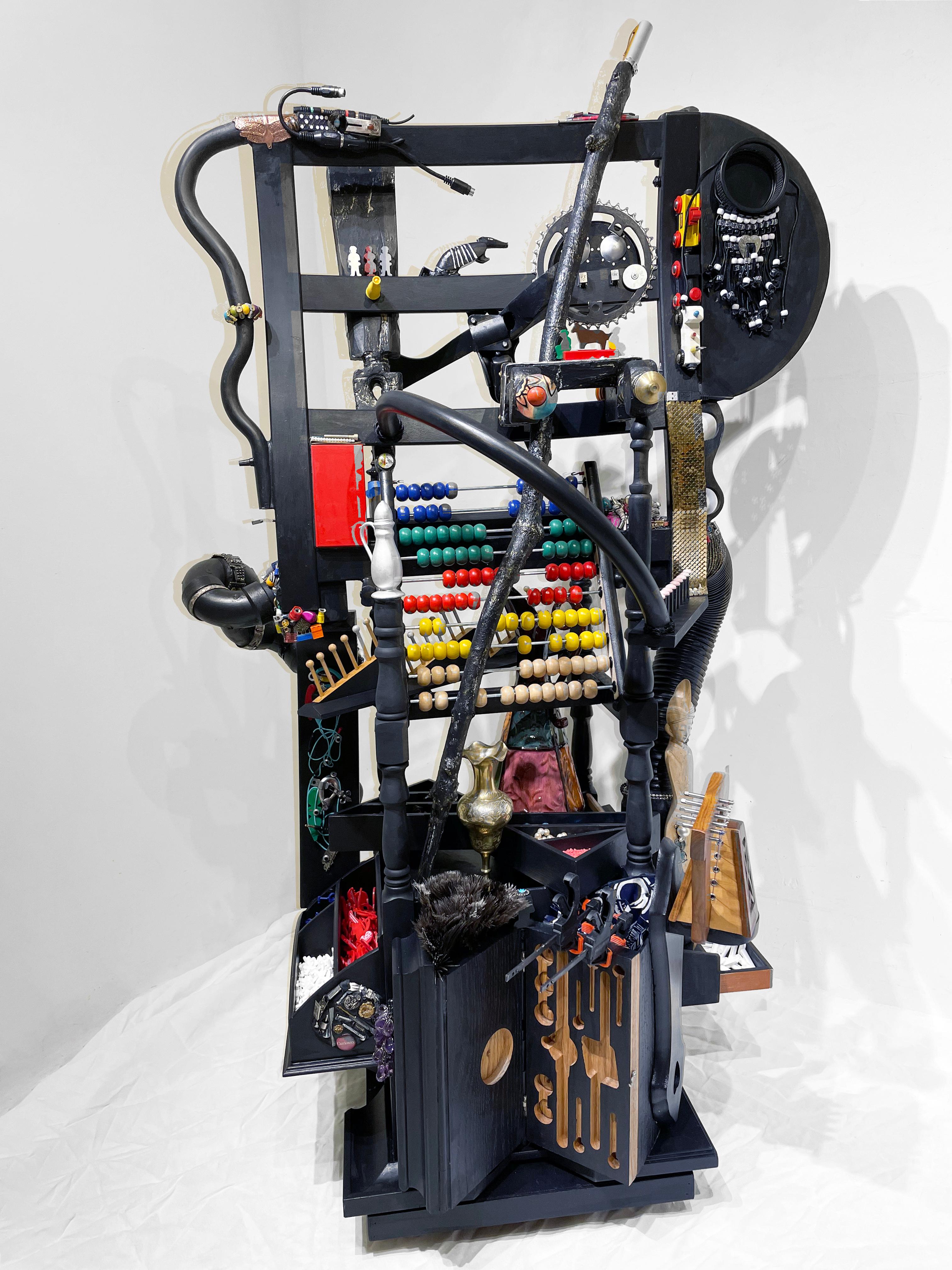 Linda Stein, Leaving Home with Mementos 1286 - Scultura Wunderkammer in tecnica mista d'arte contemporanea

Quest'opera della serie Displacement From Home di Linda Stein World attinge alla tradizione delle wunderkammer/cabinet of curiosities per