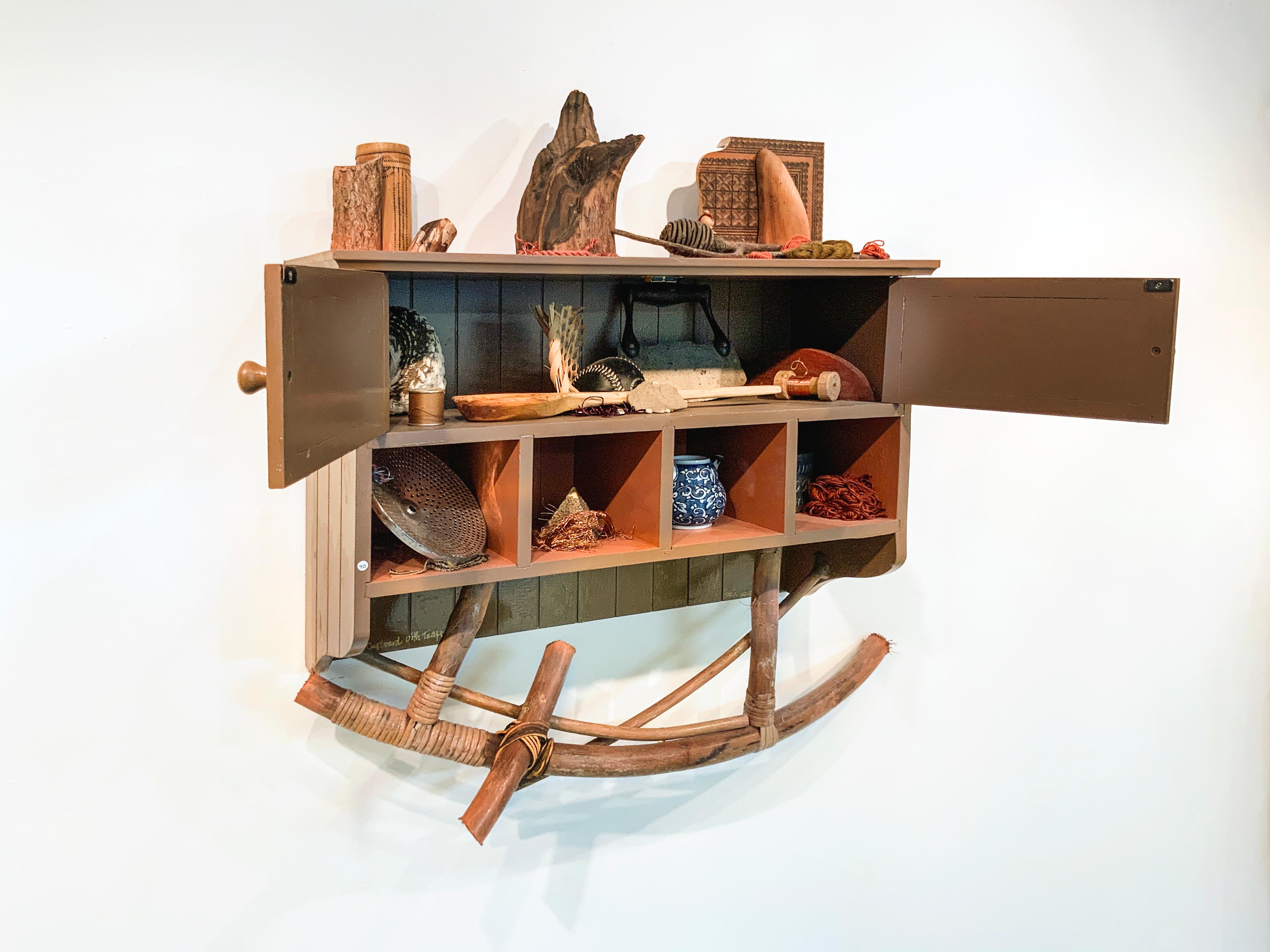 Armoire avec théière 924 - Cabinet de curiosités, sculpture d'art Wunderkammer - Sculpture de Linda Stein