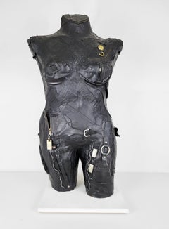 Sculpture contemporaine féministe en métal avec torse en cuir noir/argenté - Defender 696