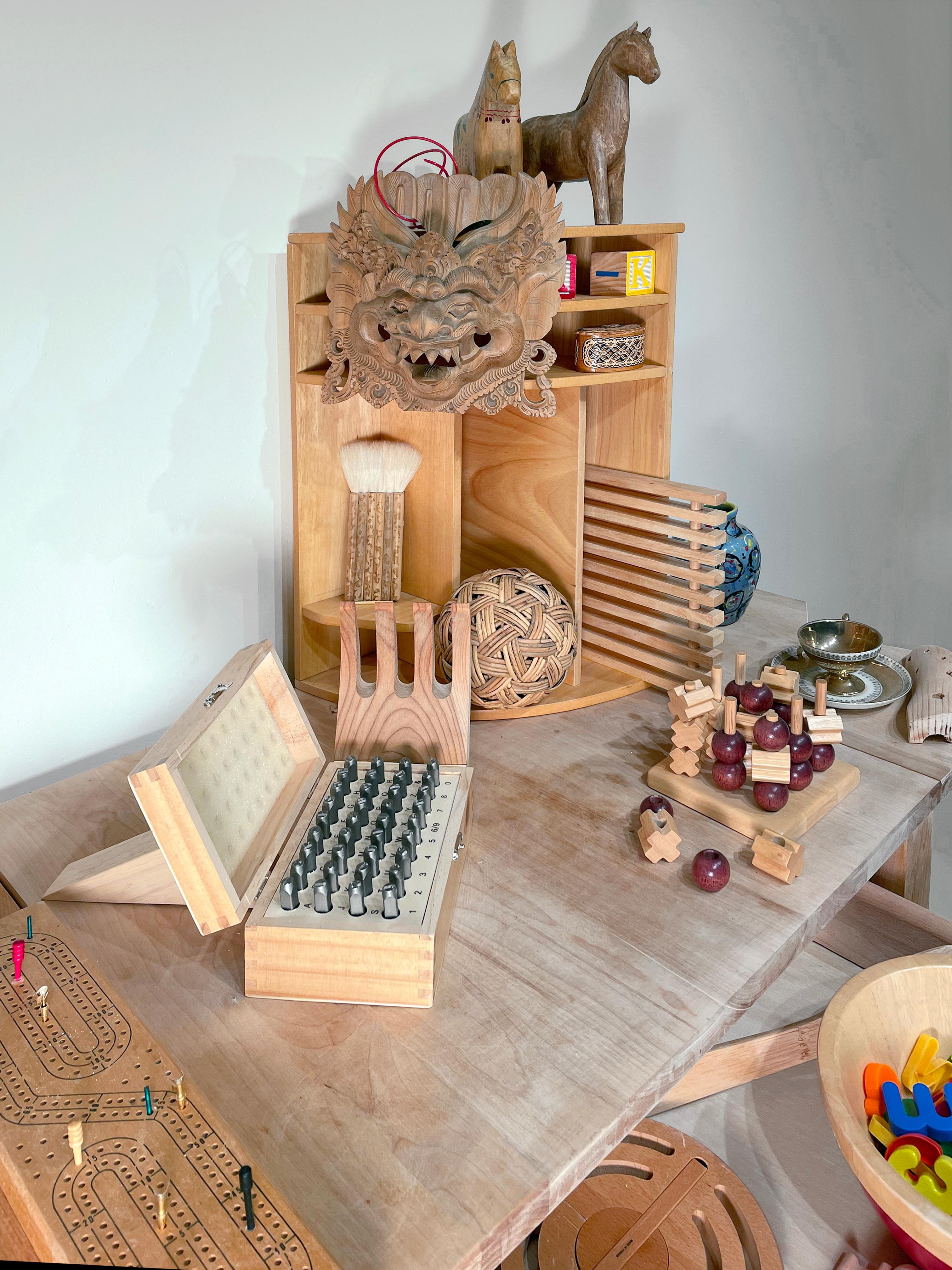 Linda Stein, Essentials for Moving 1133- Sculpture en bois mixte contemporaine en vente 6