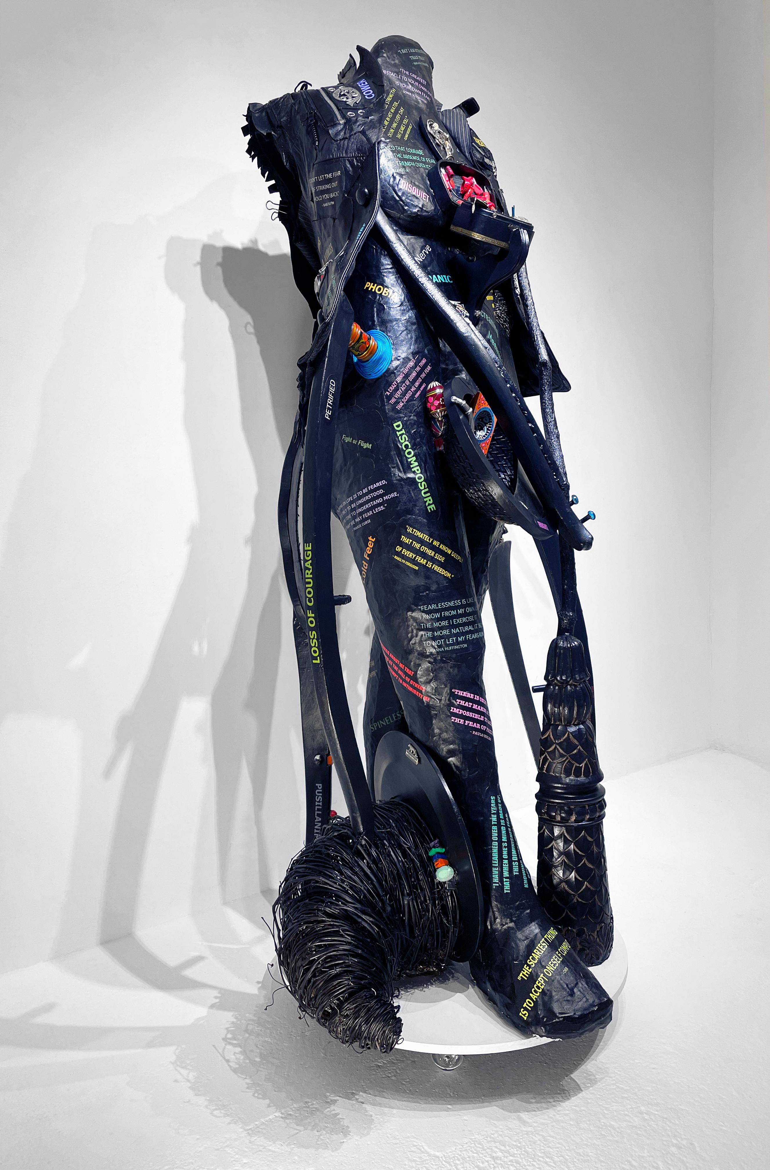 Scultura contemporanea figurativa femminista a tecnica mista Guerriera che porta la pace 1279 - Sculpture Femminismo di Linda Stein
