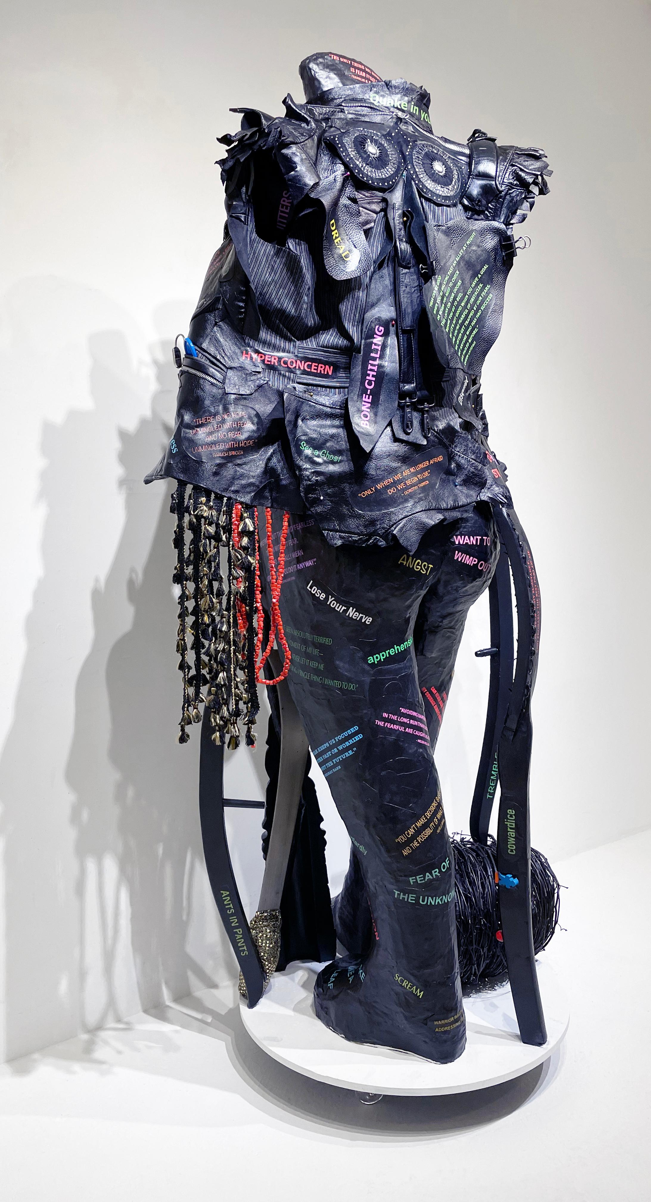 Scultura contemporanea figurativa femminista a tecnica mista Guerriera che porta la pace 1279 in vendita 2