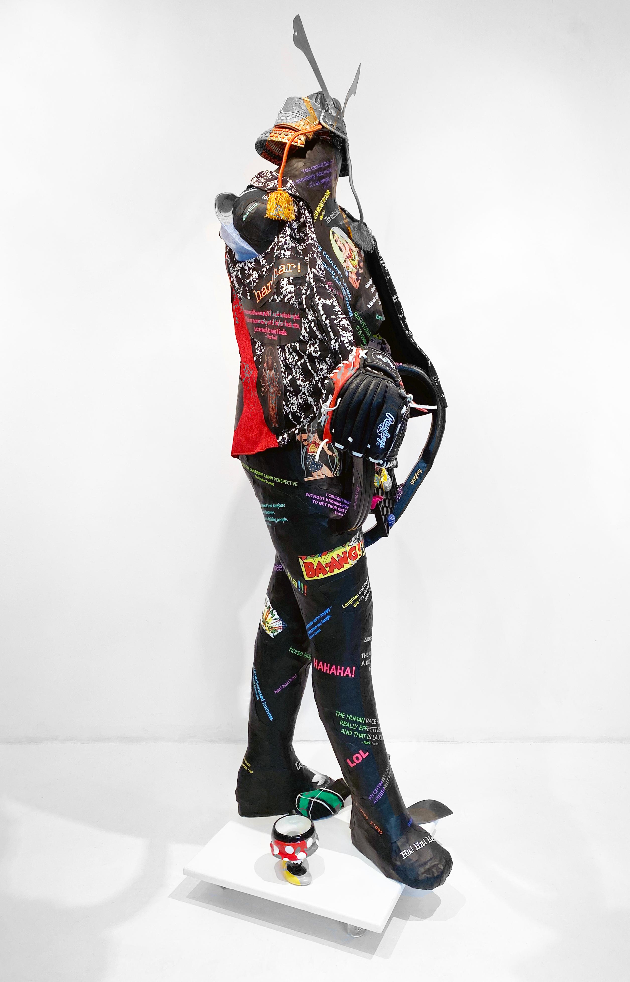 Sculpture contemporaine figurative féministe en techniques mixtes Guerrier en faveur de la paix 1280 en vente 1