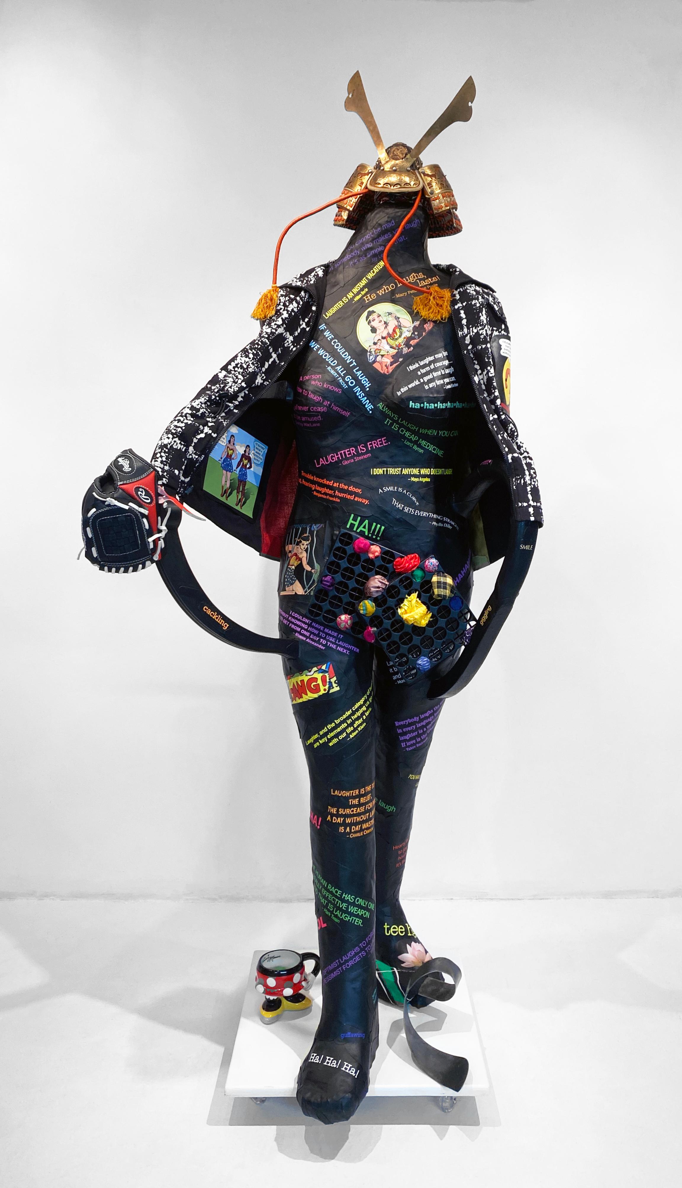 Figurative Sculpture Linda Stein - Sculpture contemporaine figurative féministe en techniques mixtes Guerrier en faveur de la paix 1280