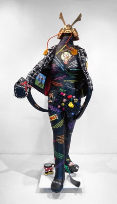 Scultura contemporanea figurativa femminista a tecnica mista Guerriera che porta la pace 1280