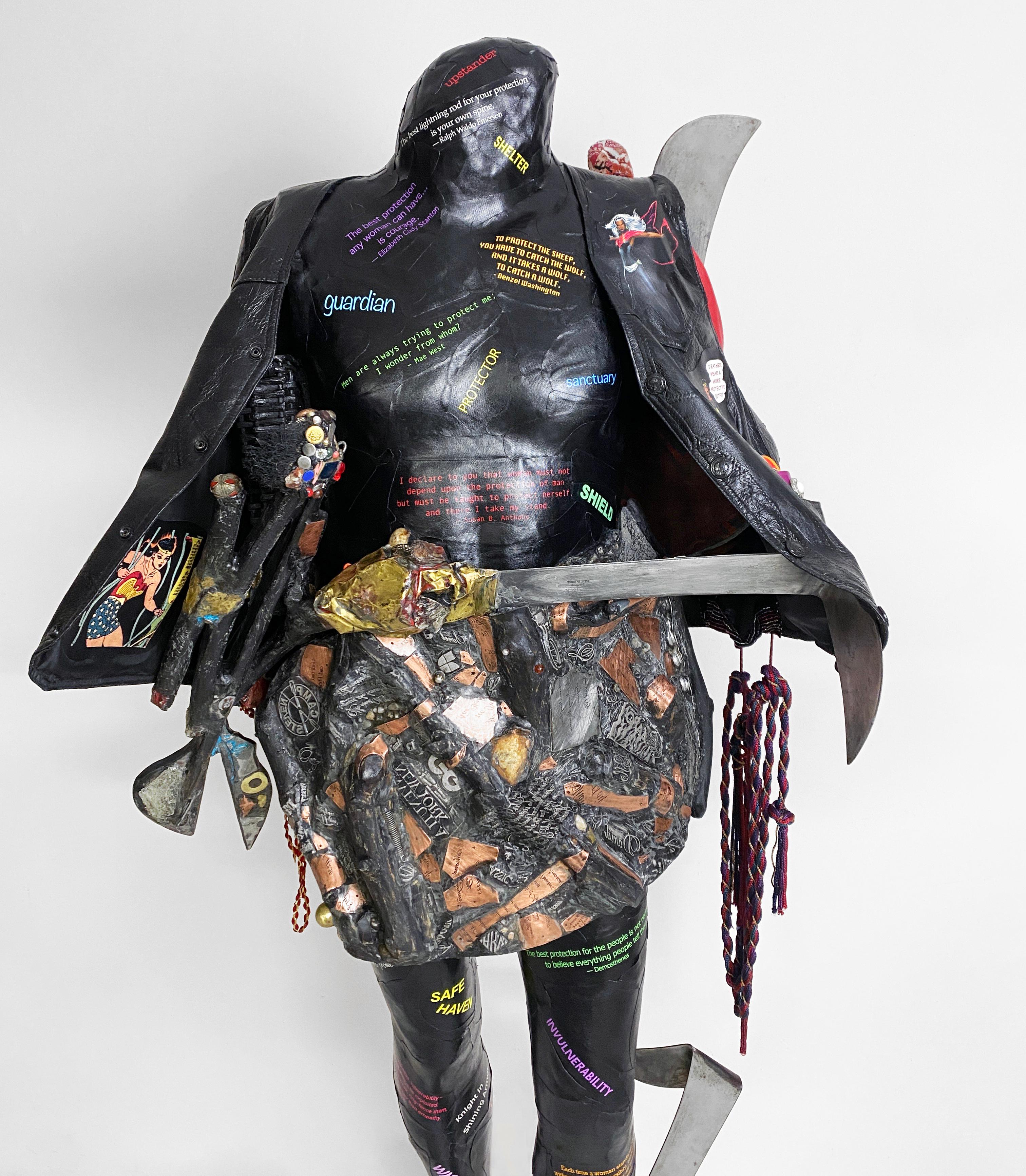 Scultura contemporanea figurativa femminista a tecnica mista Guerriera che porta la pace 1282 - Sculpture di Linda Stein