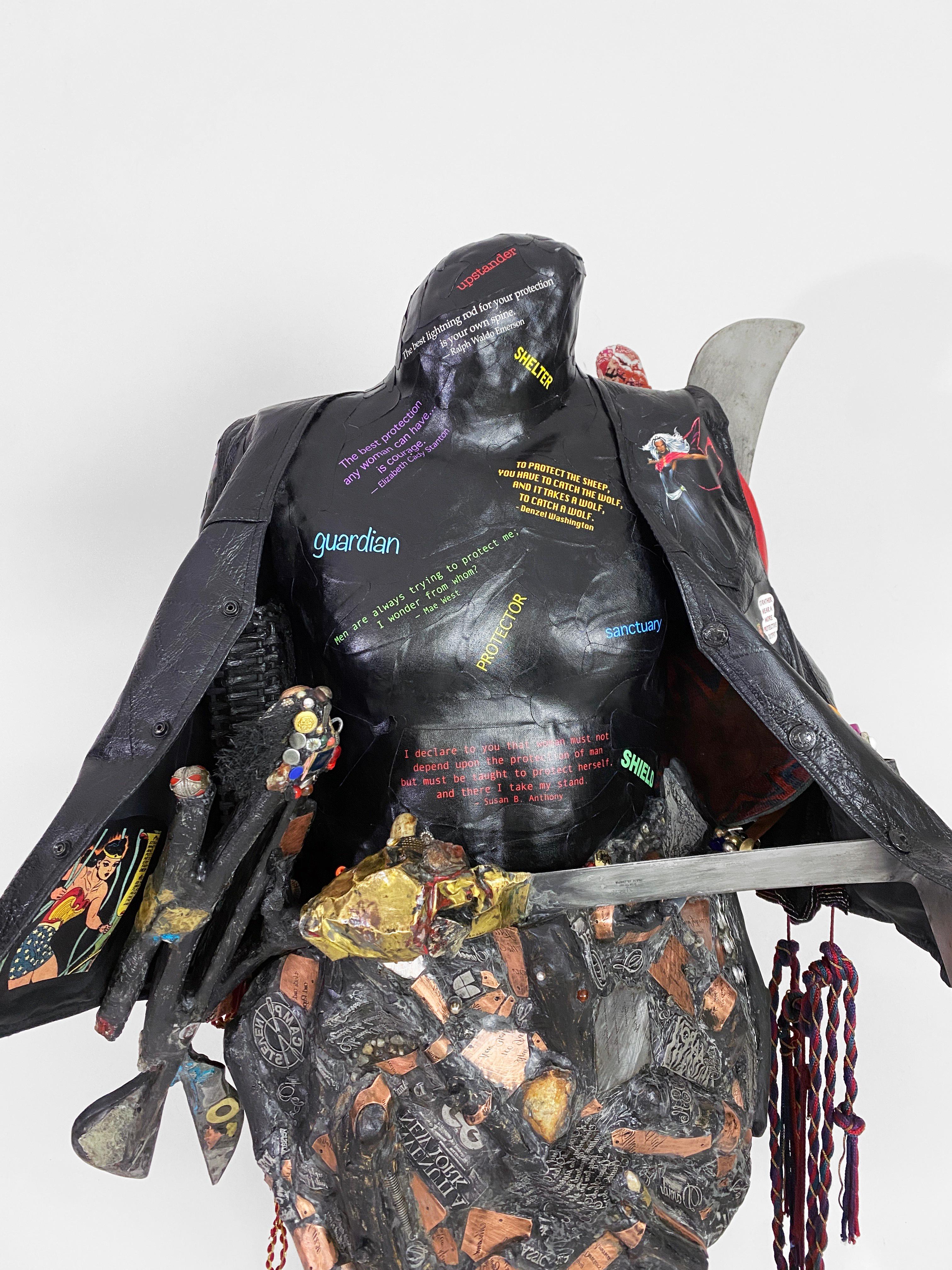 Scultura contemporanea figurativa femminista a tecnica mista Guerriera che porta la pace 1282 - Sculpture Femminismo di Linda Stein