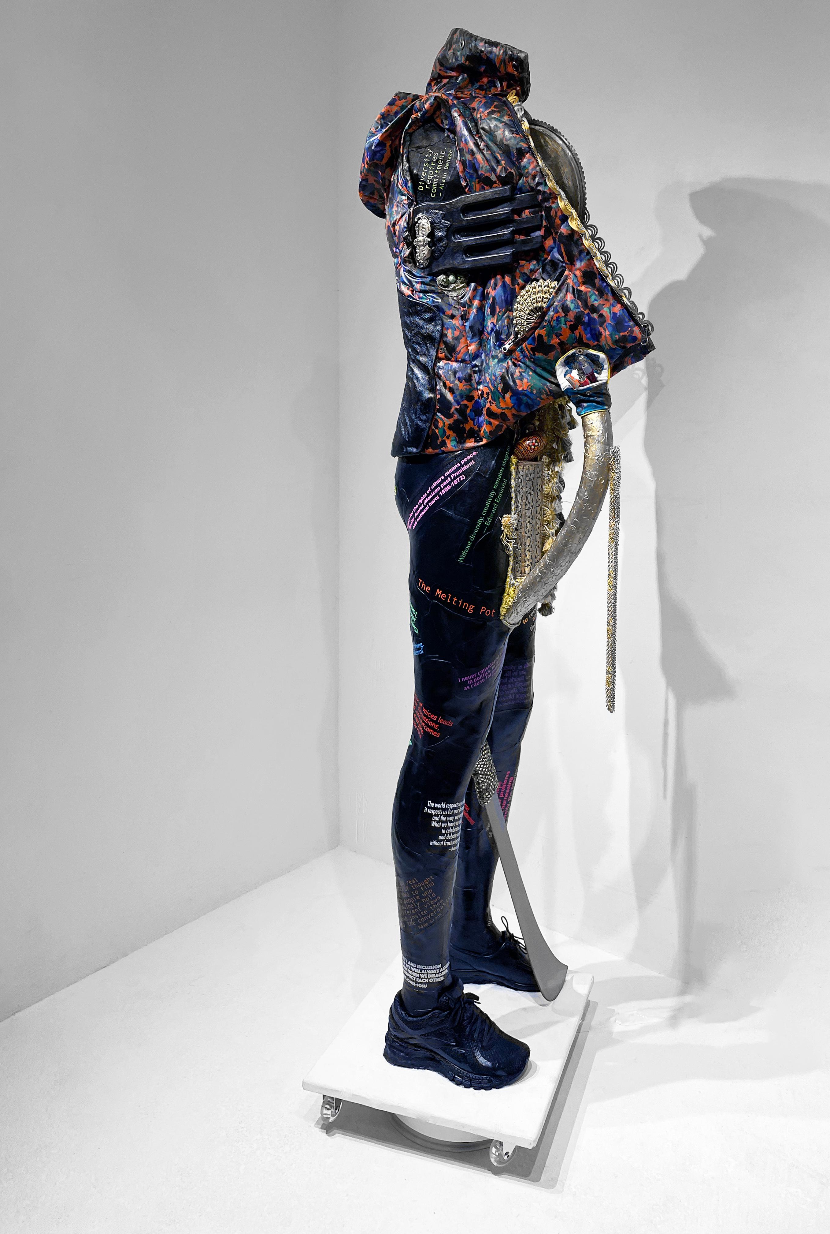Scultura contemporanea figurativa femminista a tecnica mista Guerriera che porta la pace 1285 - Sculpture di Linda Stein