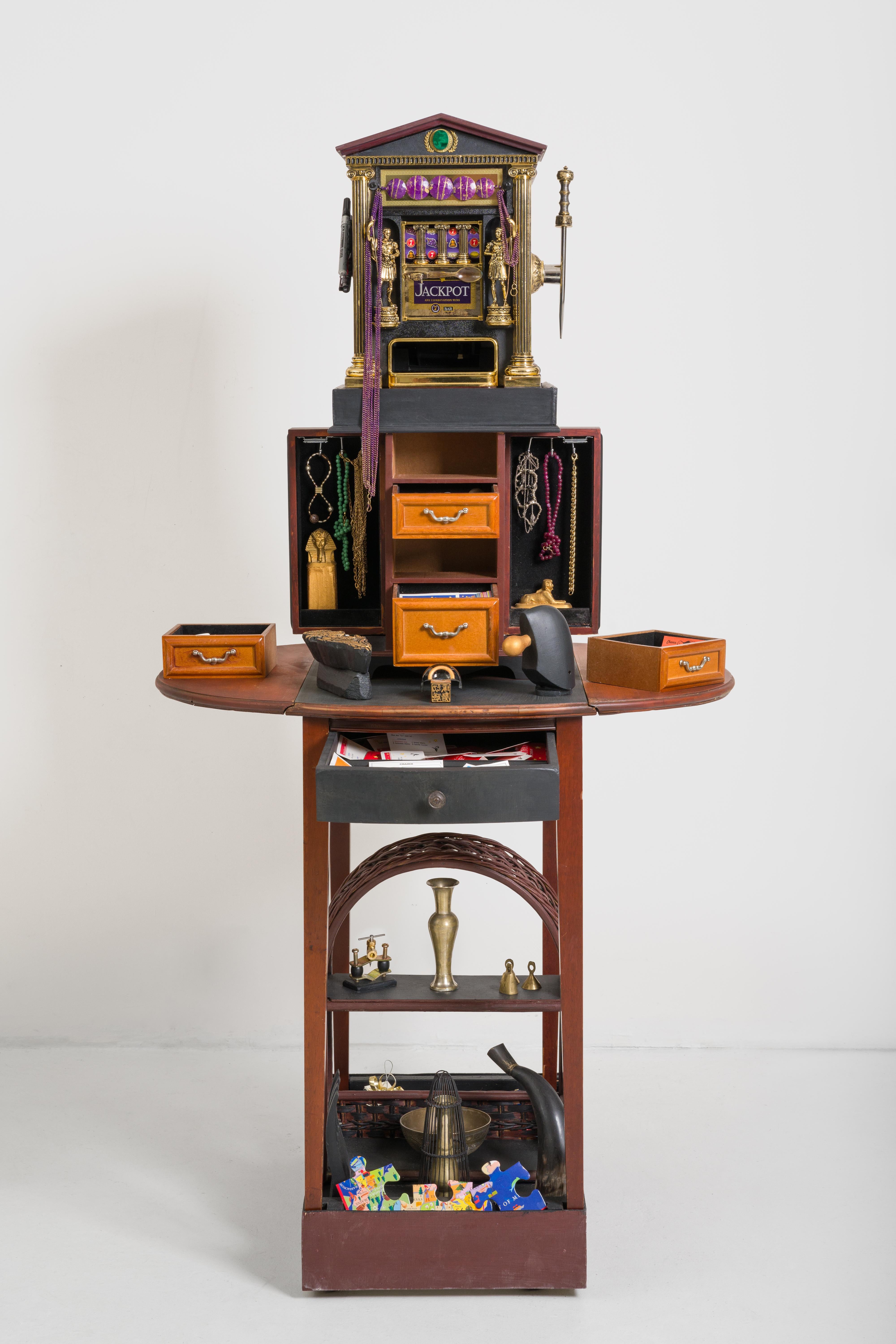 Gaming Journey 1060 - Cabinet of Curiosities - Sculpture contemporaine Wunderkammer - Gris Abstract Sculpture par Linda Stein