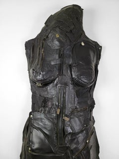 Sculpture murale figurative contemporaine en métal et cuir noir Guardian 697