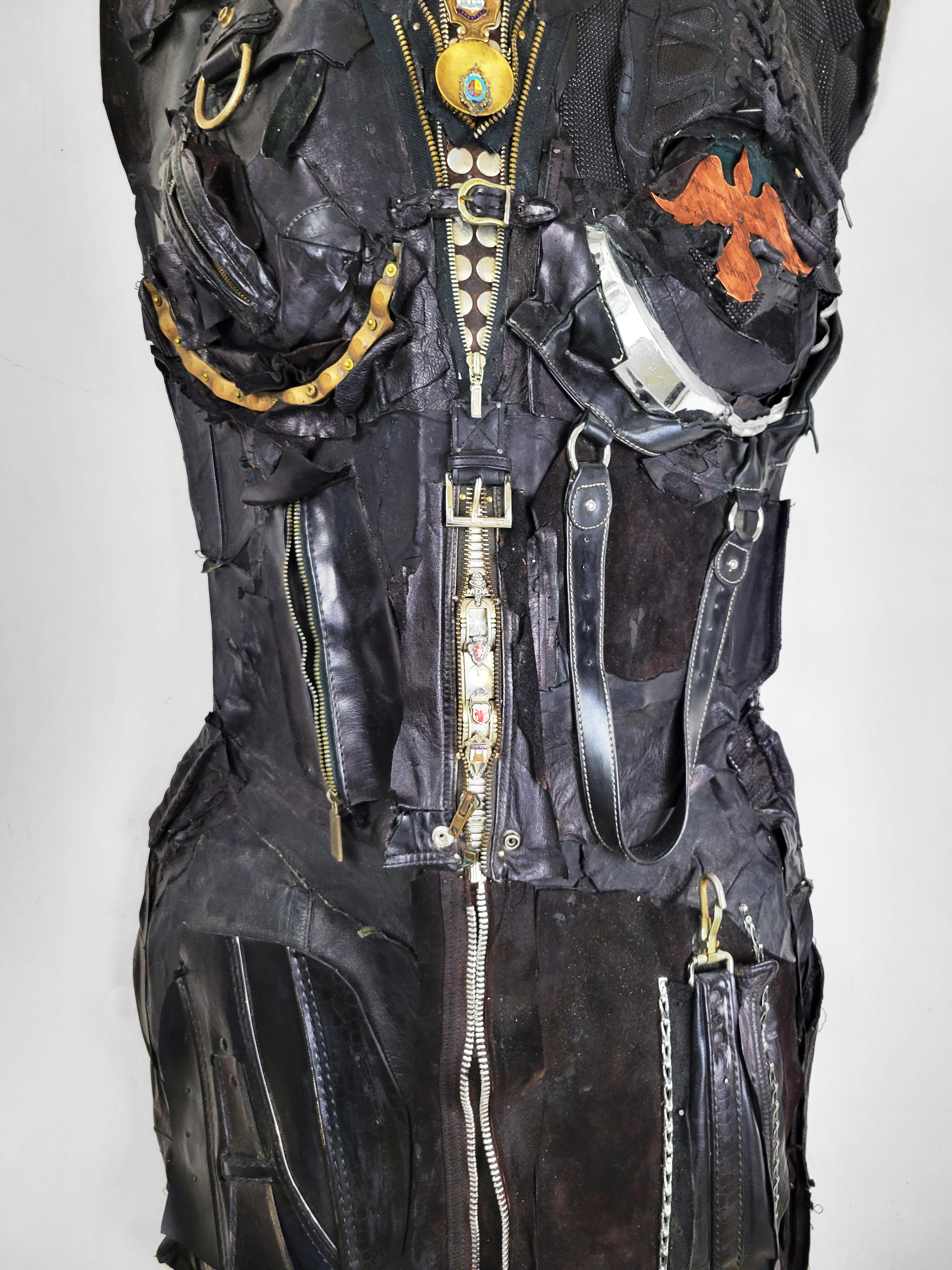 Feministische Contemporary Black Leather Metall Wandskulptur - Honor Guard 688 im Angebot 1