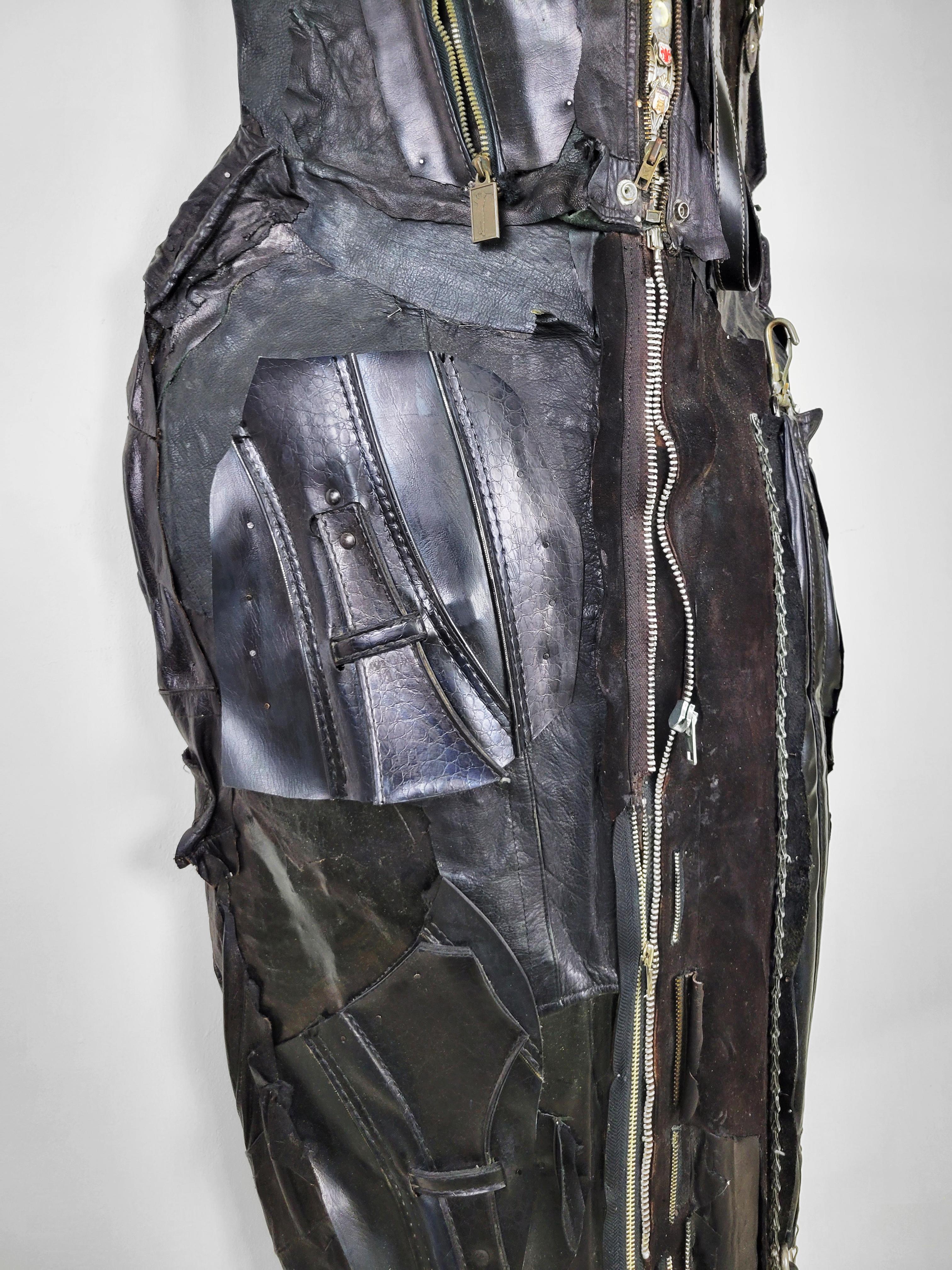 Scultura da parete femminista contemporanea in pelle nera - Honor Guard 688 in vendita 1