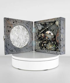Linda Stein, coffret 899 - Art contemporain - Sculpture Wunderkammer en techniques mixtes