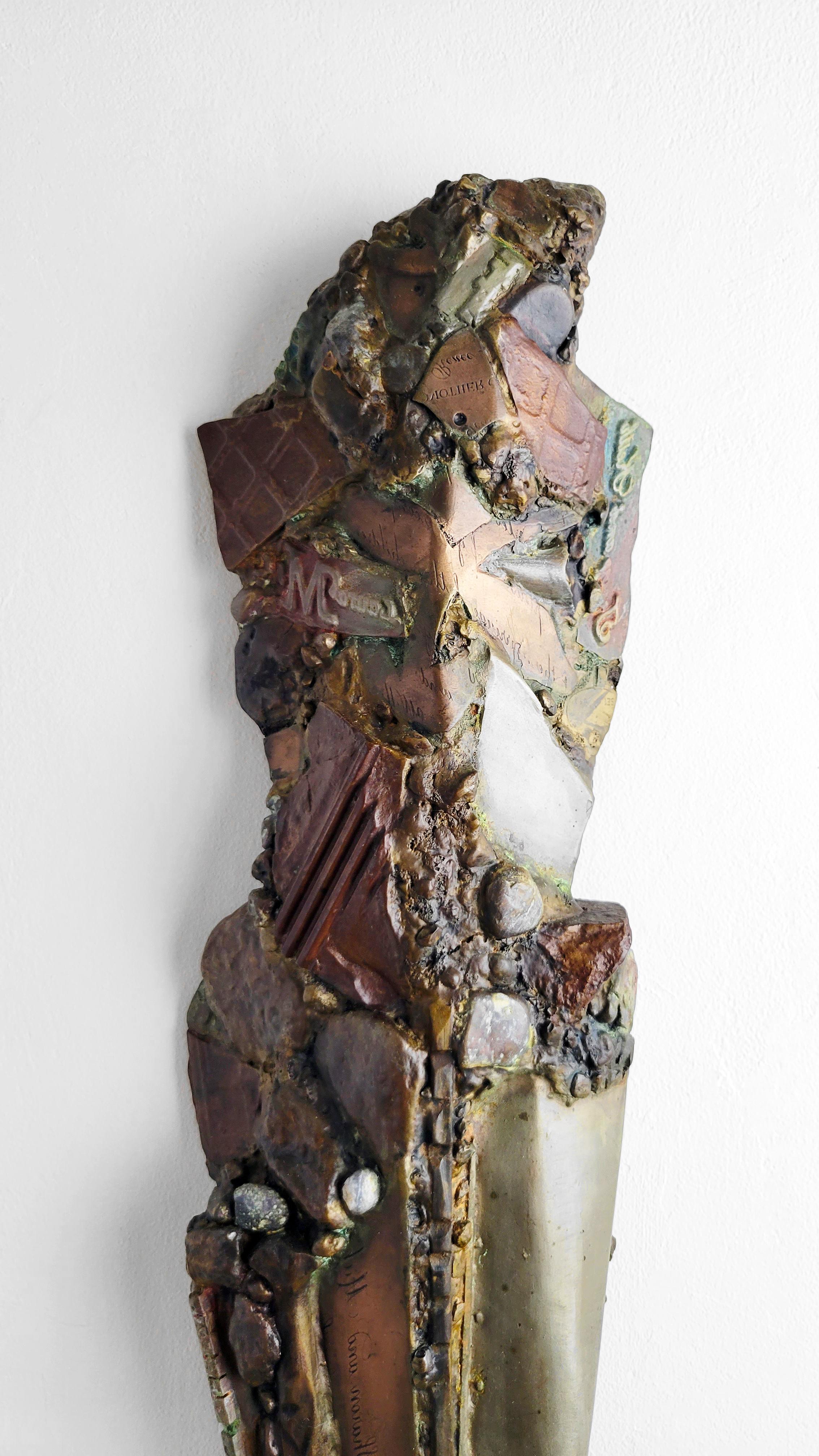 Linda Stein, Knight Emerged 583 – Zeitgenössische Bronzeskulptur-Wandskulptur im Angebot 1