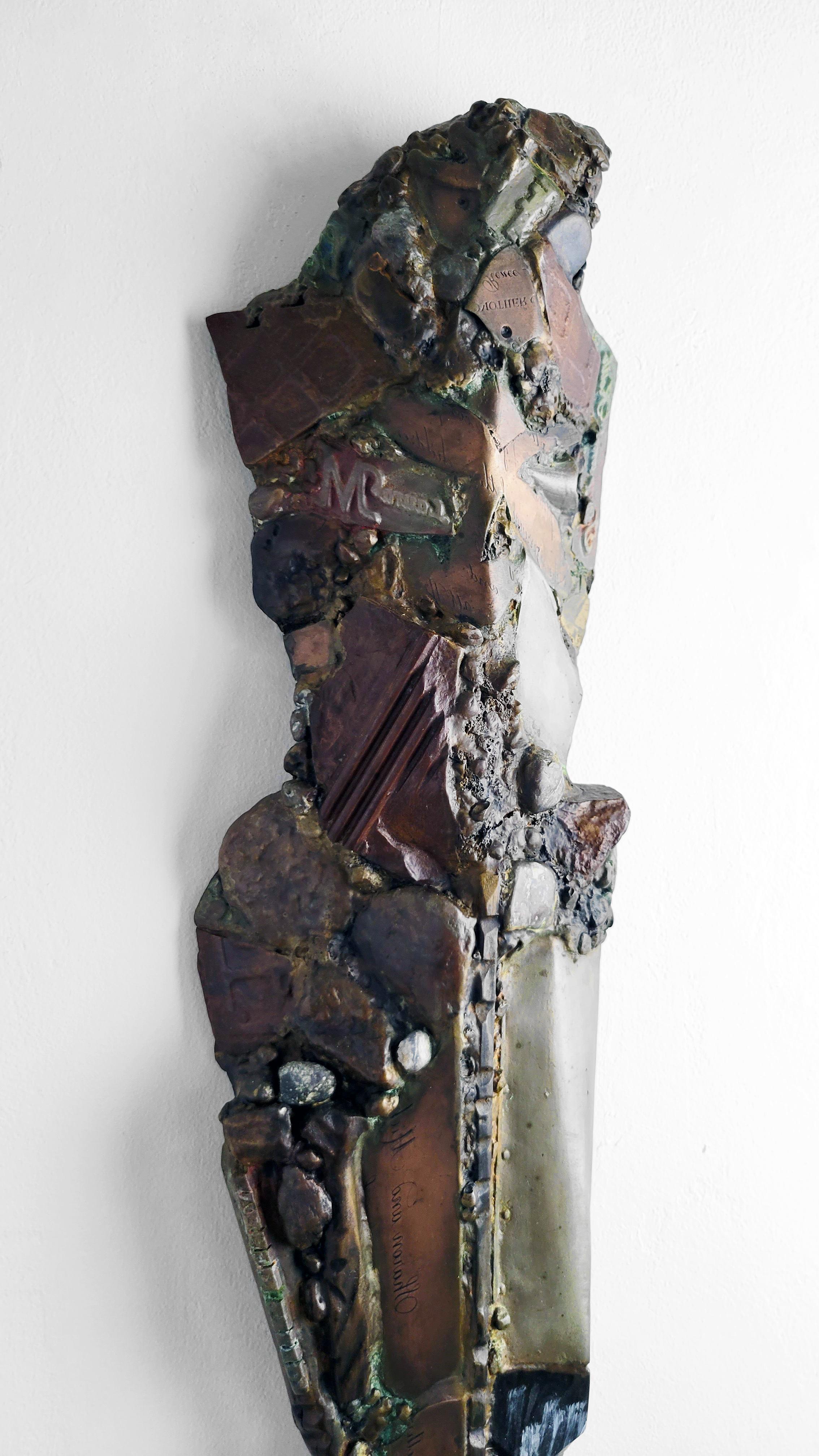 Linda Stein, Knight Emerged 583 – Zeitgenössische Bronzeskulptur-Wandskulptur im Angebot 3