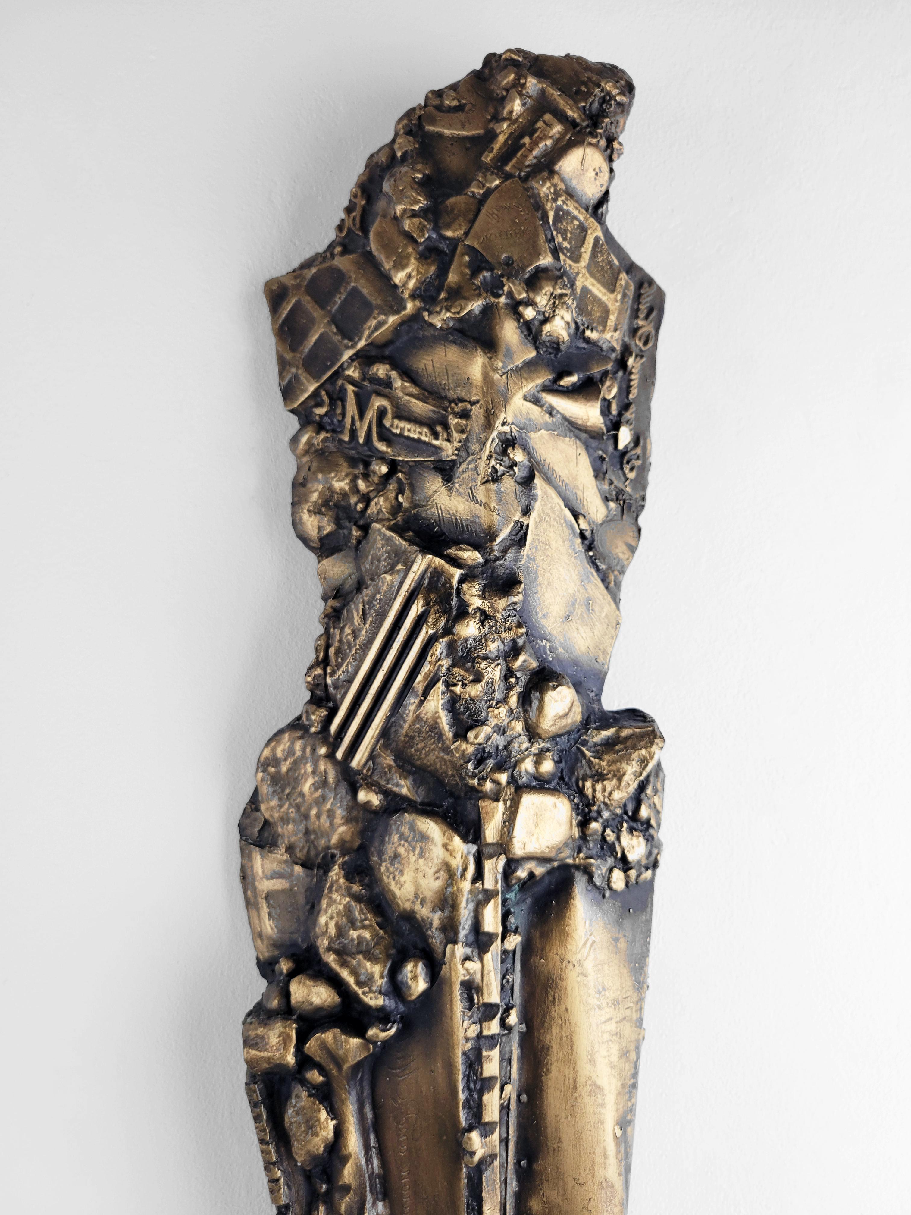 Linda Stein, Cavaliere emerso 641 - Scultura da parete in bronzo di arte contemporanea in vendita 1