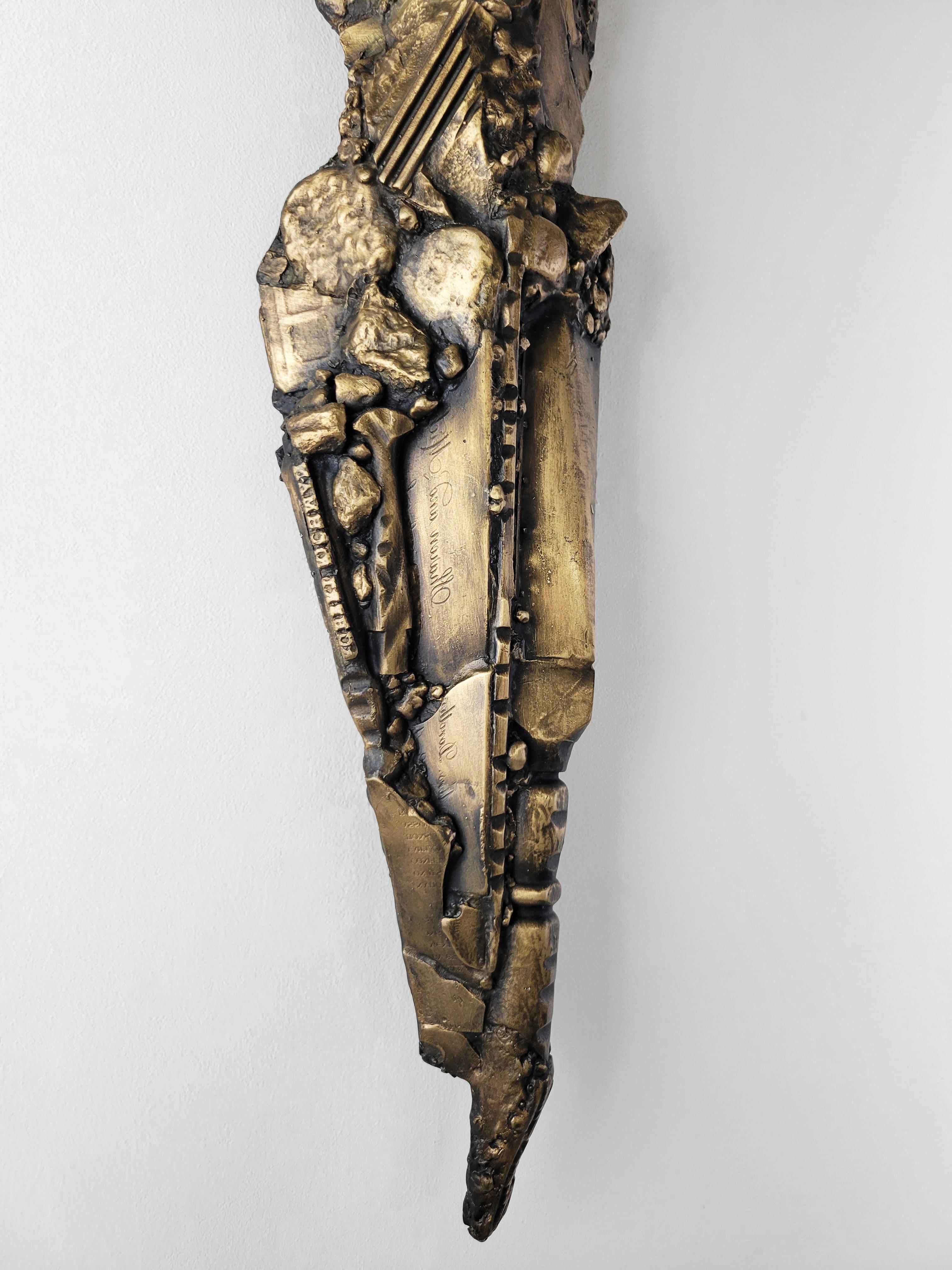 Linda Stein, Cavaliere emerso 641 - Scultura da parete in bronzo di arte contemporanea in vendita 6