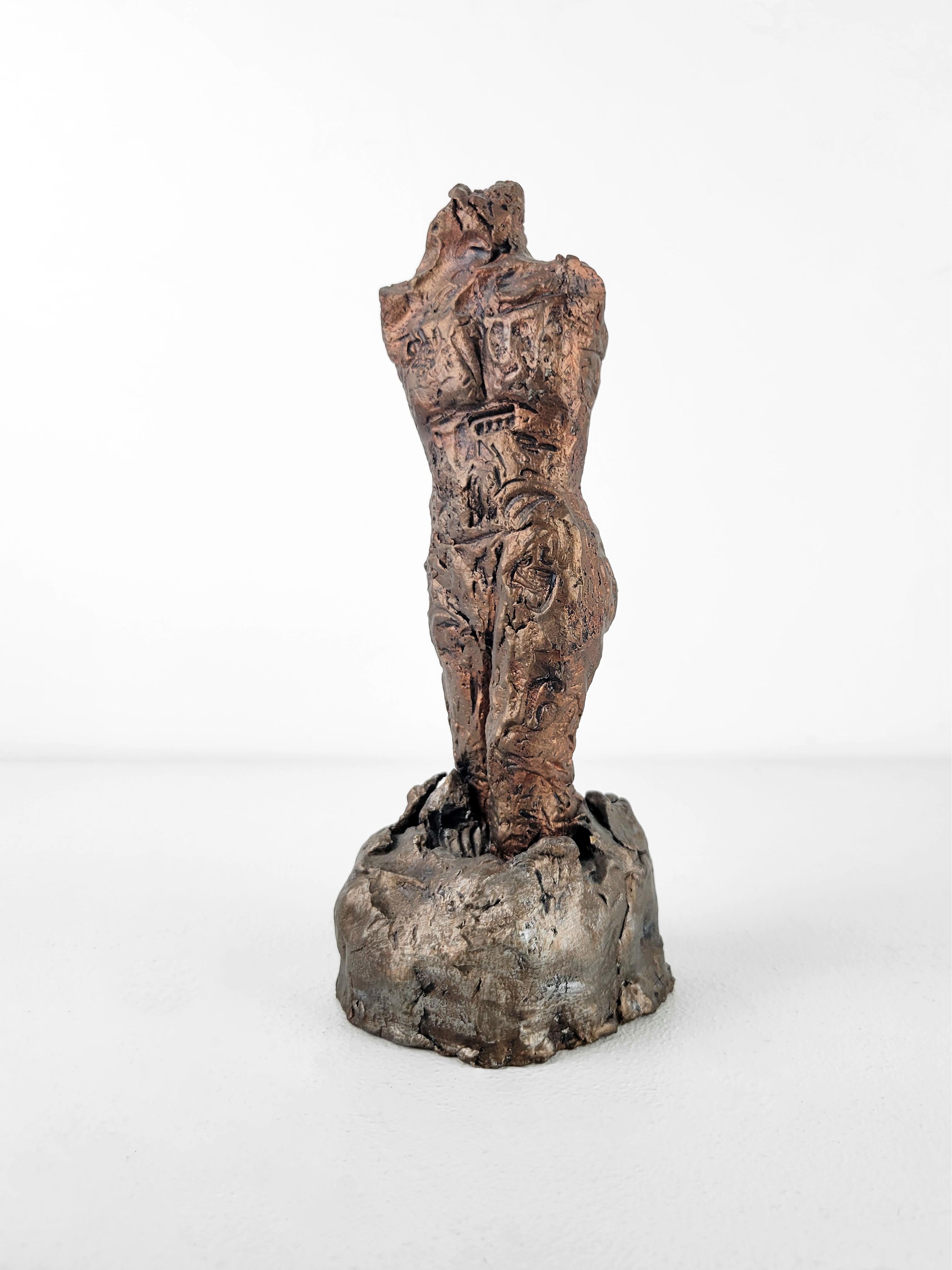 Linda Stein, Ritter des Berges 657 – zeitgenössische Metallic-Keramik-Skulptur im Angebot 1