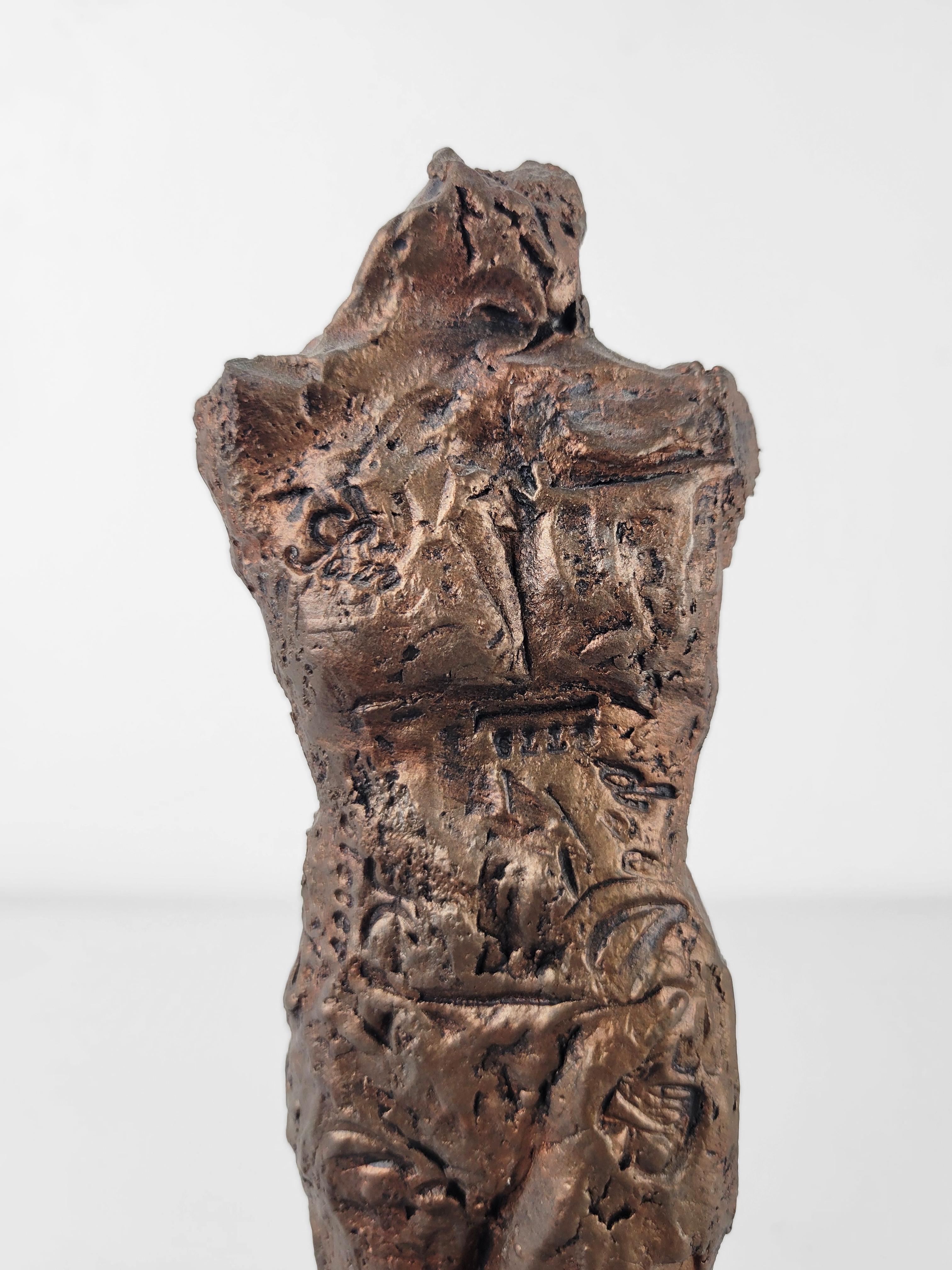 Linda Stein, Ritter des Berges 657 – zeitgenössische Metallic-Keramik-Skulptur im Angebot 4