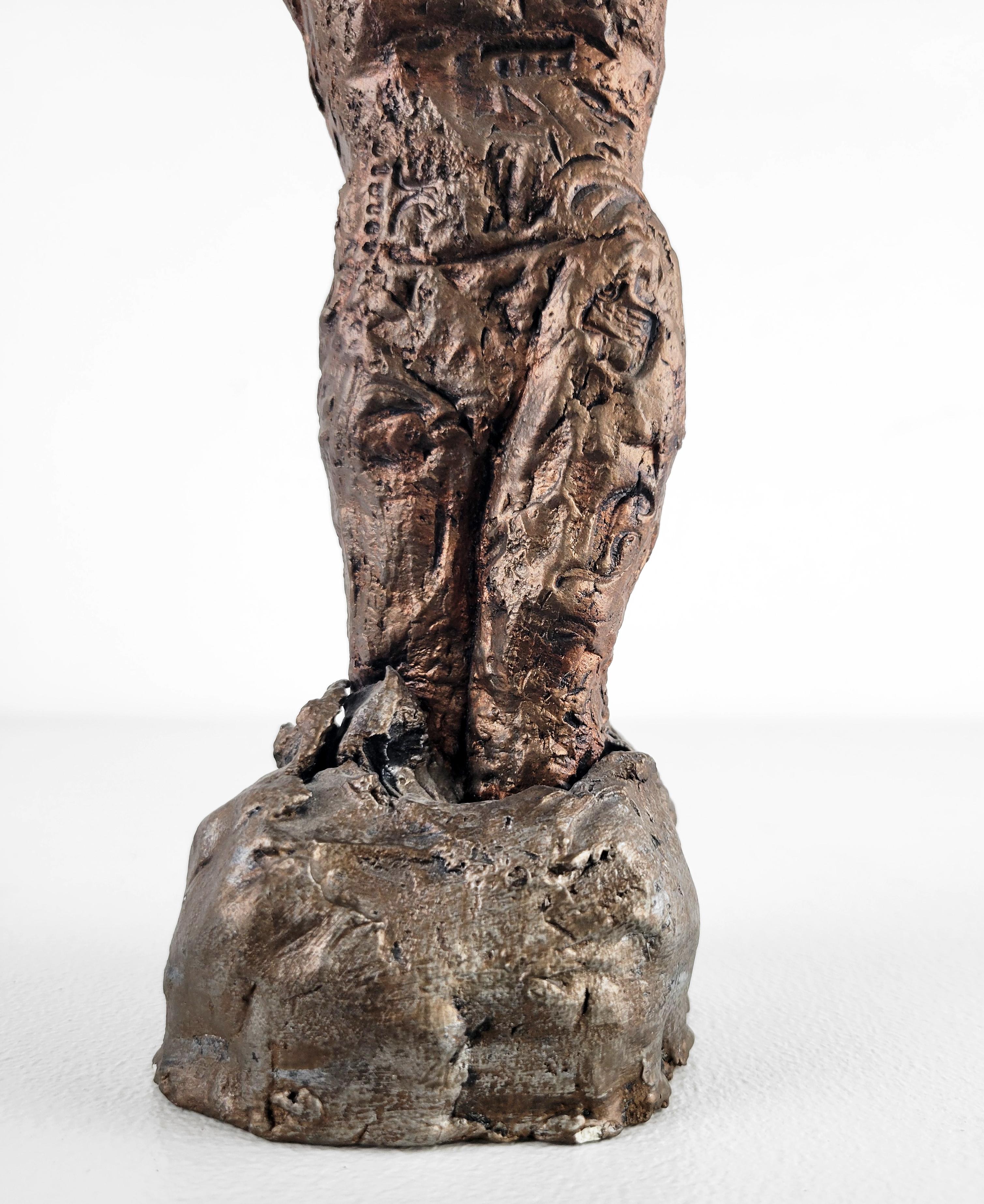 Linda Stein, Chevalier du rocher 657 - Sculpture contemporaine en céramique métallique en vente 4