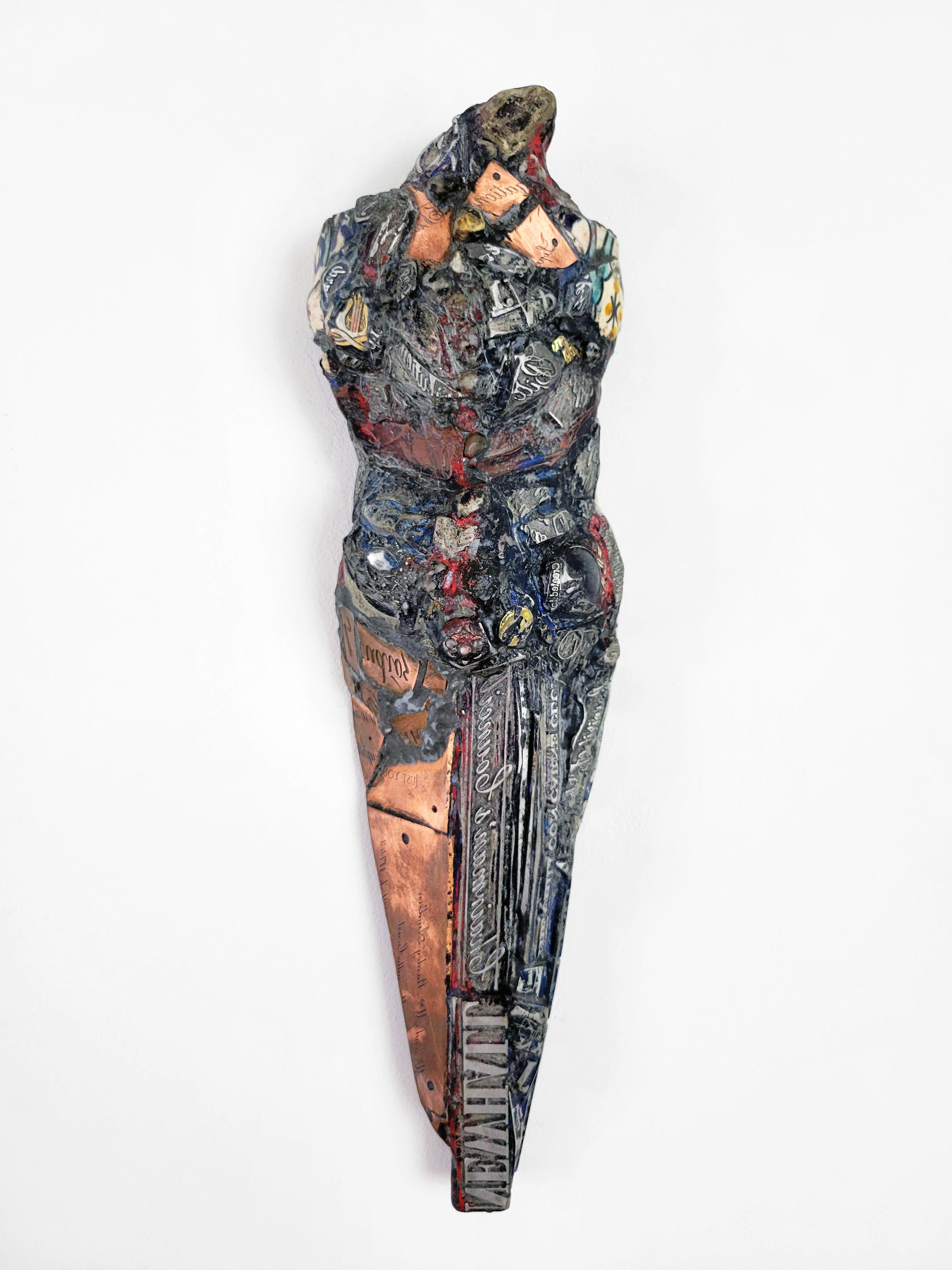 Linda Stein, Caballero Espíritu 555 - Escultura contemporánea de piedra y metal de técnica mixta
