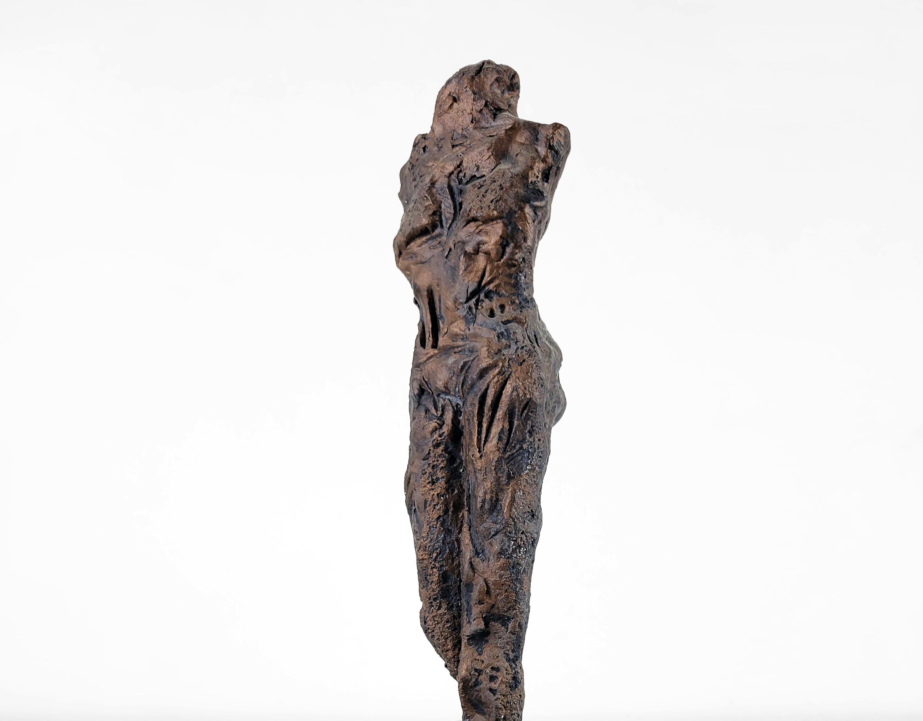 Linda Stein, Caballero del pueblo 674 - Escultura de cerámica contemporánea Colores oscuros en venta 1