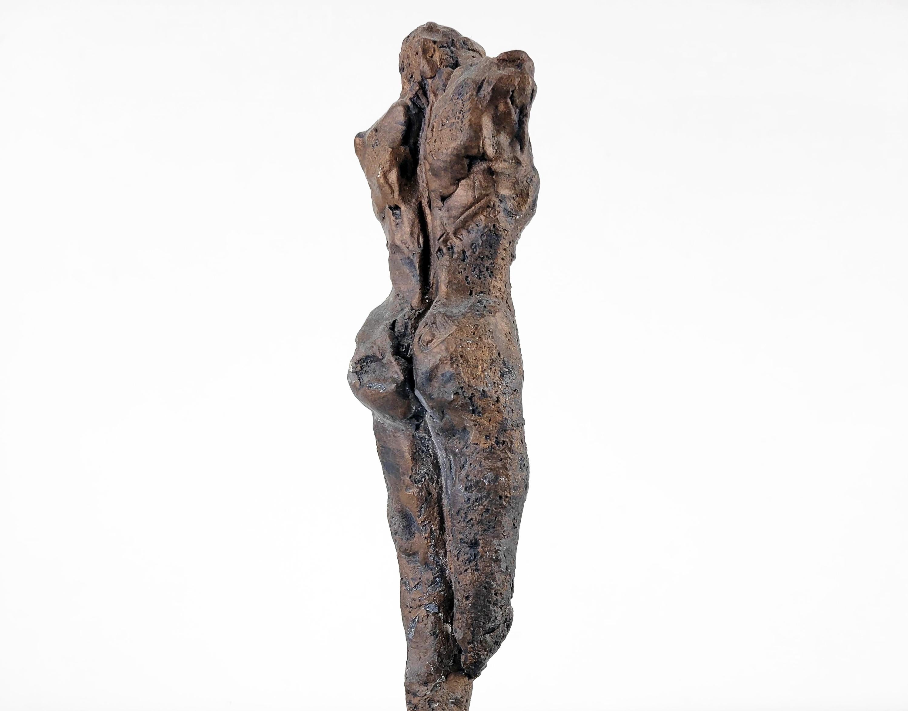 Linda Stein, Caballero del pueblo 674 - Escultura de cerámica contemporánea Colores oscuros en venta 2