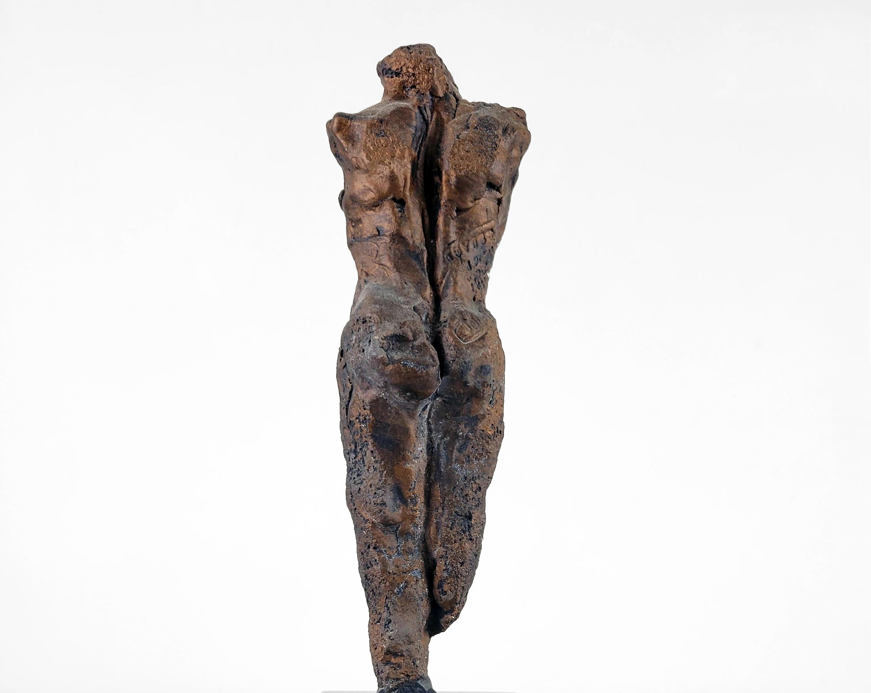 Linda Stein, Caballero del pueblo 674 - Escultura de cerámica contemporánea Colores oscuros en venta 3