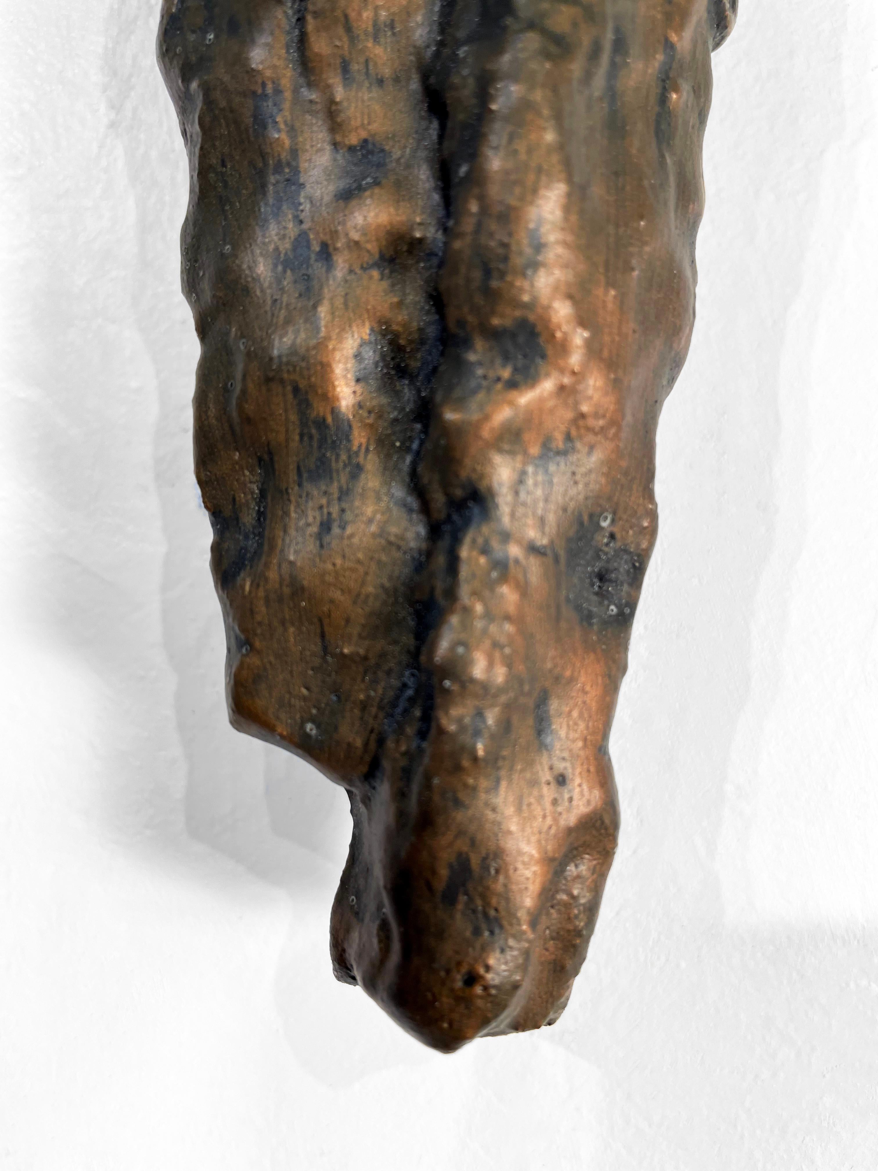 Linda Stein, Ganadora 678 - Escultura de pared de cerámica metálica de arte contemporáneo en venta 3
