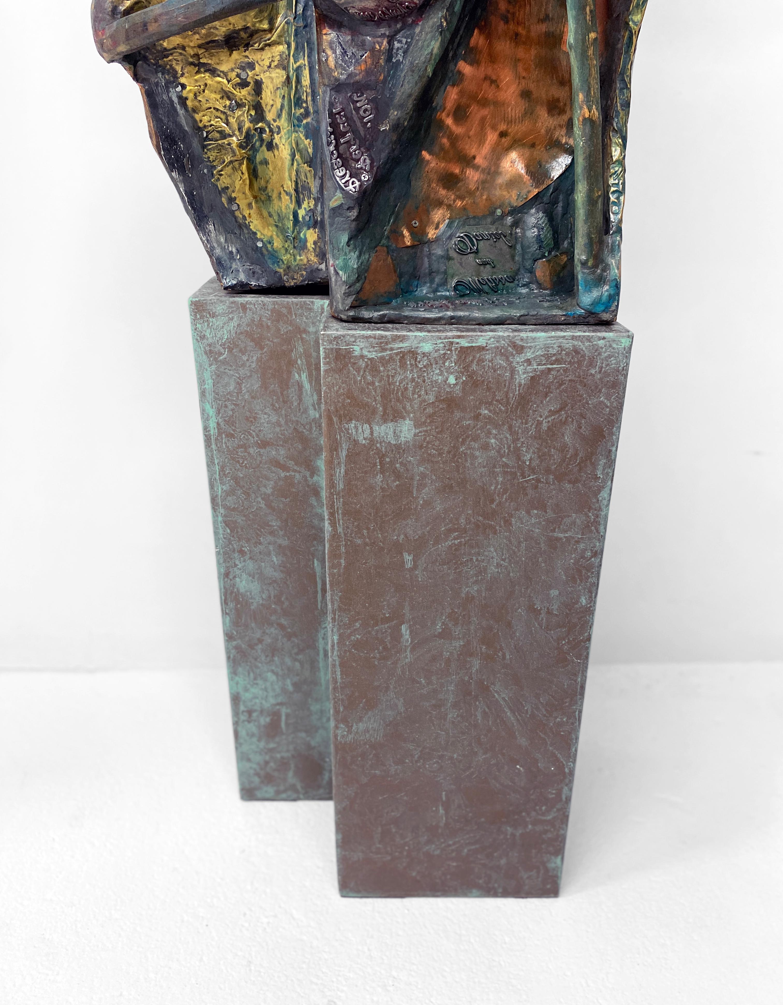 Técnica mixta Metal Art Escultura contemporánea de madera y piedra - Dos mujeres de pie 322 - Abstract Sculpture Marrón de Linda Stein