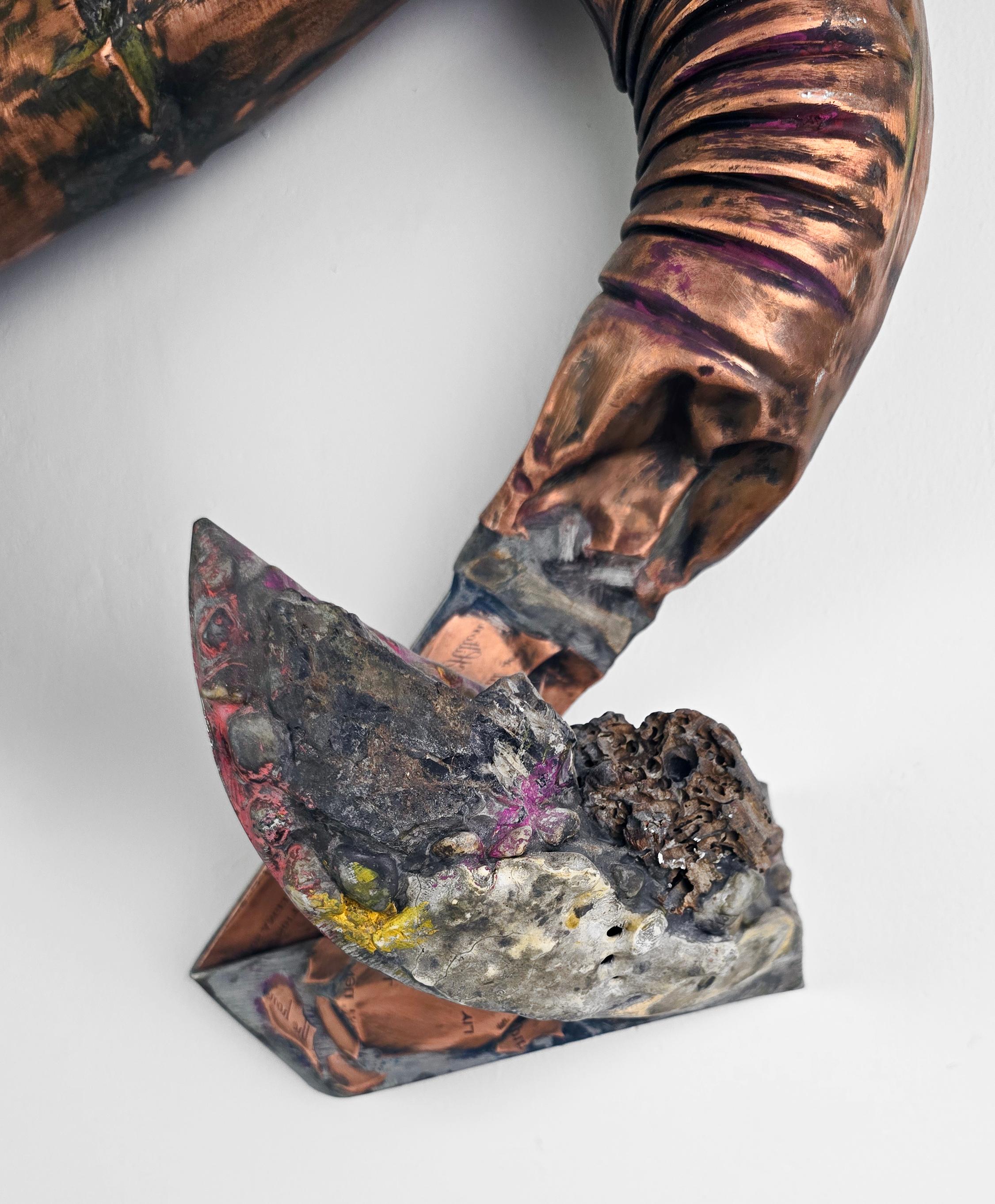 Linda Stein,  New York Tunnel 286 - Mixed Media Metal Wood Stone Sculpture murale contemporaine

Dans les années 1990, Linda Stein a commencé à travailler sur une série intitulée Blades, des œuvres sculpturales qui incorporaient des lames de