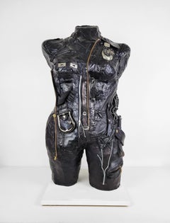 Escultura feminista contemporánea de torso metálico de cuero negro/plata - En alerta 691 