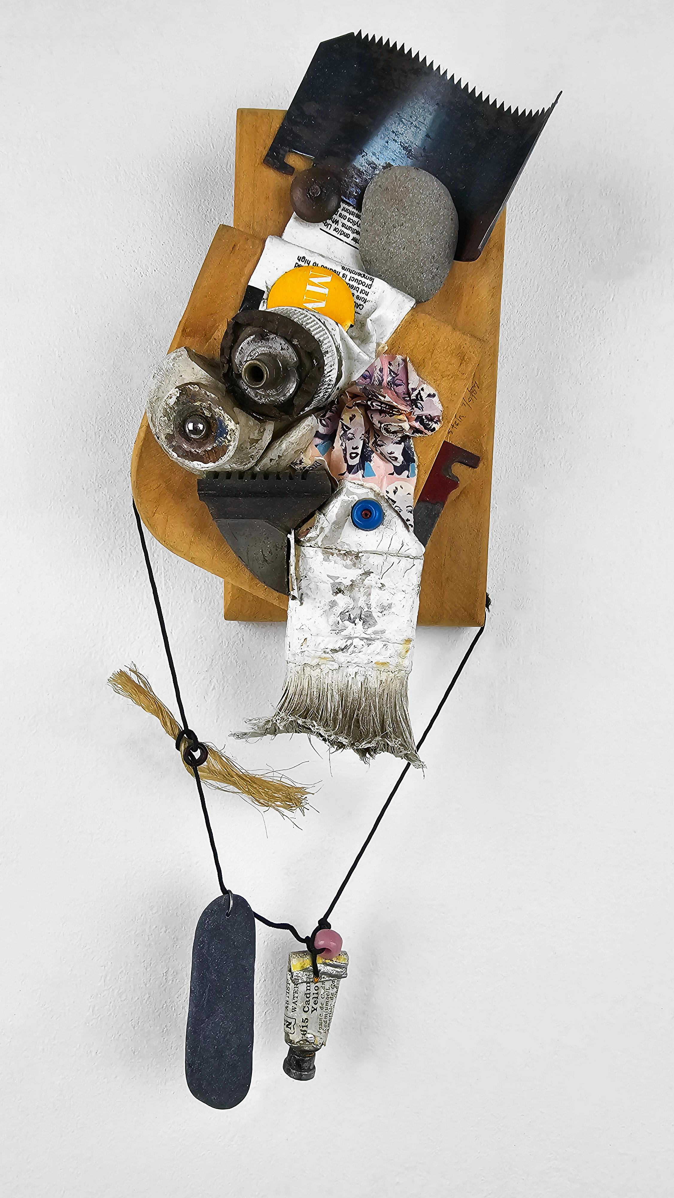 Linda Stein Abstract Sculpture – Phone Conversation 136 - Mixed Media Assemblage Zeitgenössische Kunst Wandskulptur