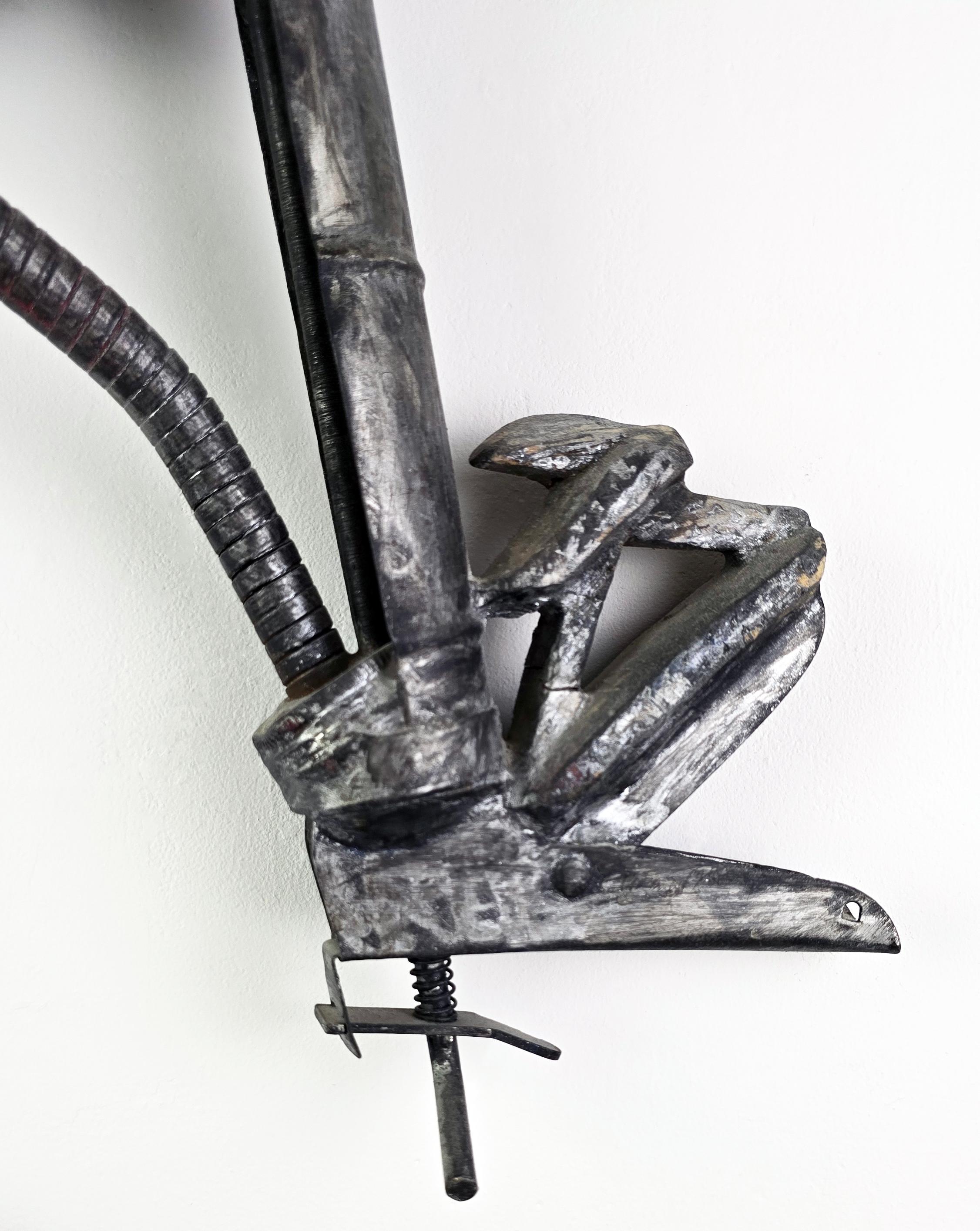 Linda Stein, Pumper 291 - Mixed Media Metall Holz Gummi Zeitgenössische Kunst Wandskulptur

In den 1990er Jahren begann Linda Stein mit der Arbeit an der Serie Blades, einer Serie von skulpturalen Werken mit Machetenklingen. Sie stumpfte ihre