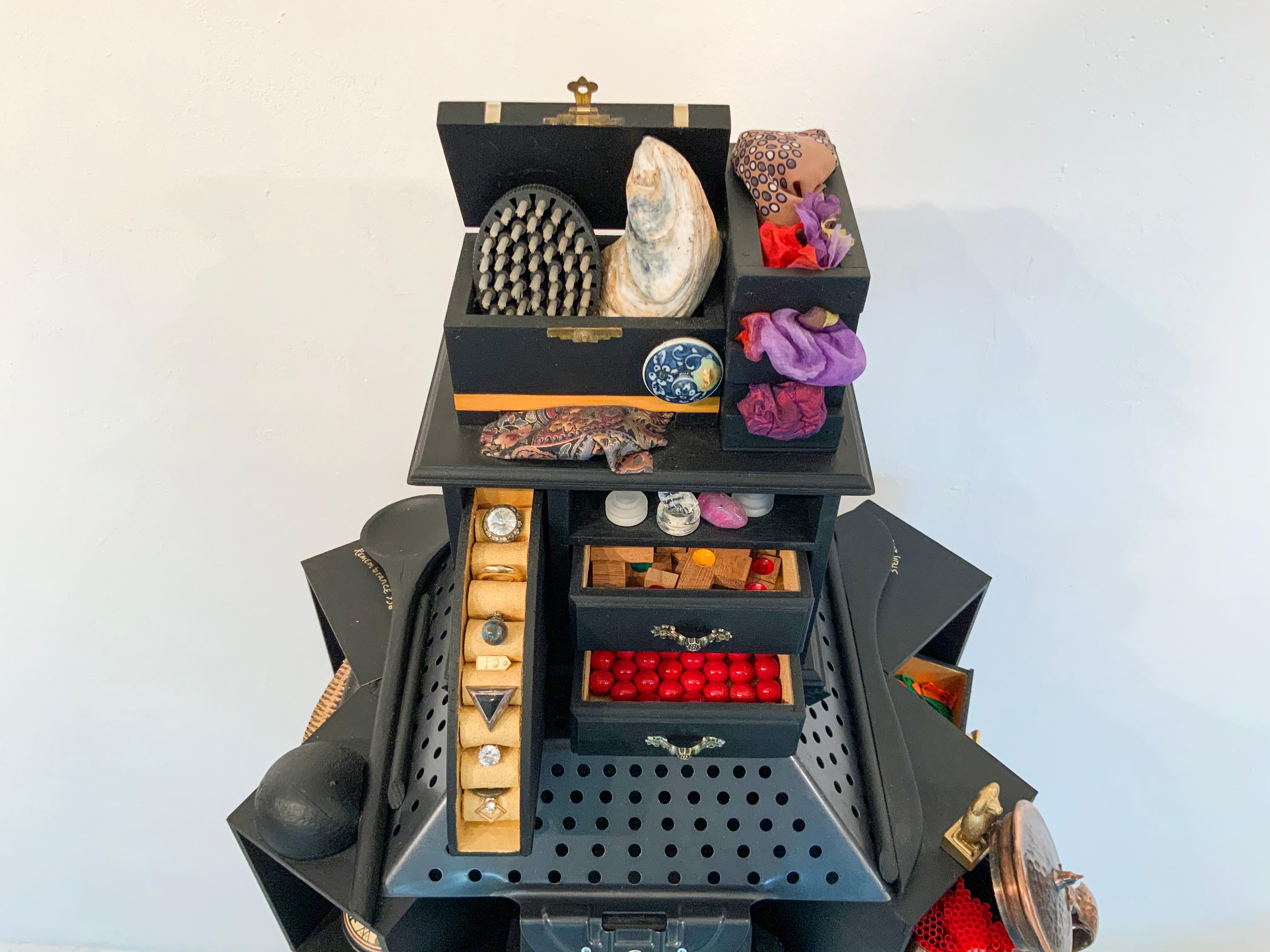 Remembrance 936 - Gabinete de Curiosidades, Wunderkammer, Escultura Contemporánea en venta 1
