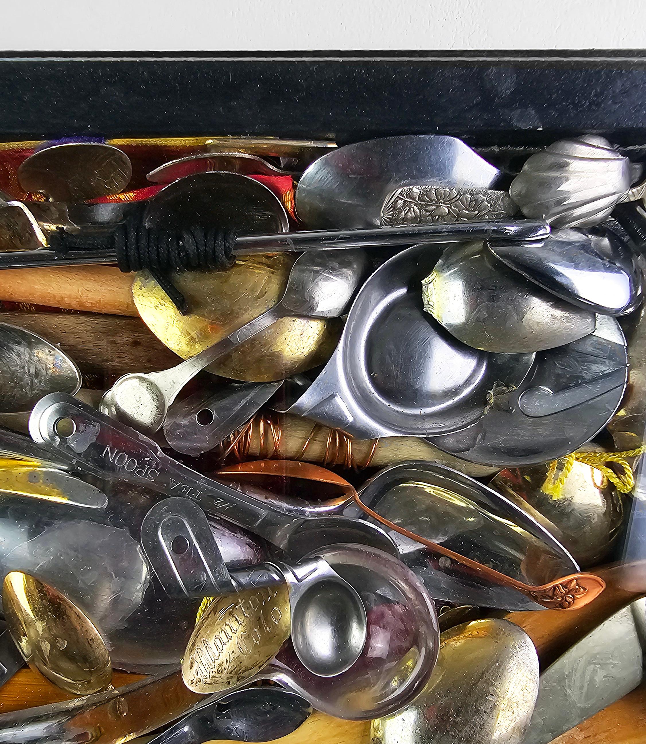 Löffel zu Muschel 891: Spoons ONLY - Zeitgenössische Assemblage-Skulptur mit gemischten Medien (Braun), Abstract Sculpture, von Linda Stein