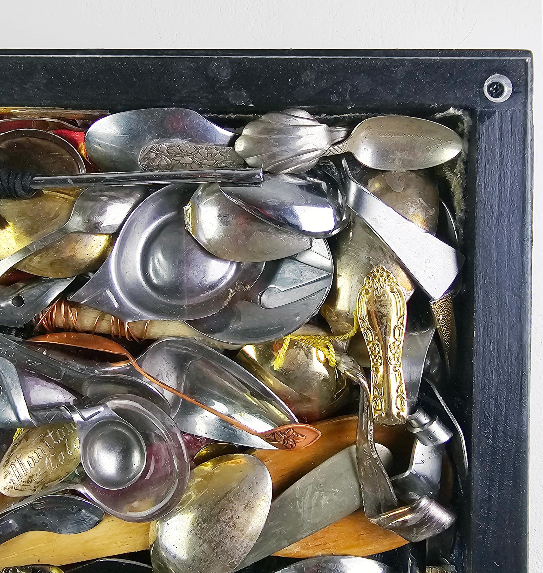 Linda Stein, Löffel zu Muschel 891: Spoons Only - Mixed Media Shell Wood Contemporary Assemblage Sculpture

Löffel auf Muschel 891: Spoons Only stammt aus Linda Steins Serie Holocaust Heroes: Fierce Females
