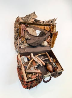 Linda Stein, Valigia Tan 923  - Scultura contemporanea a tecnica mista con tonalità della terra