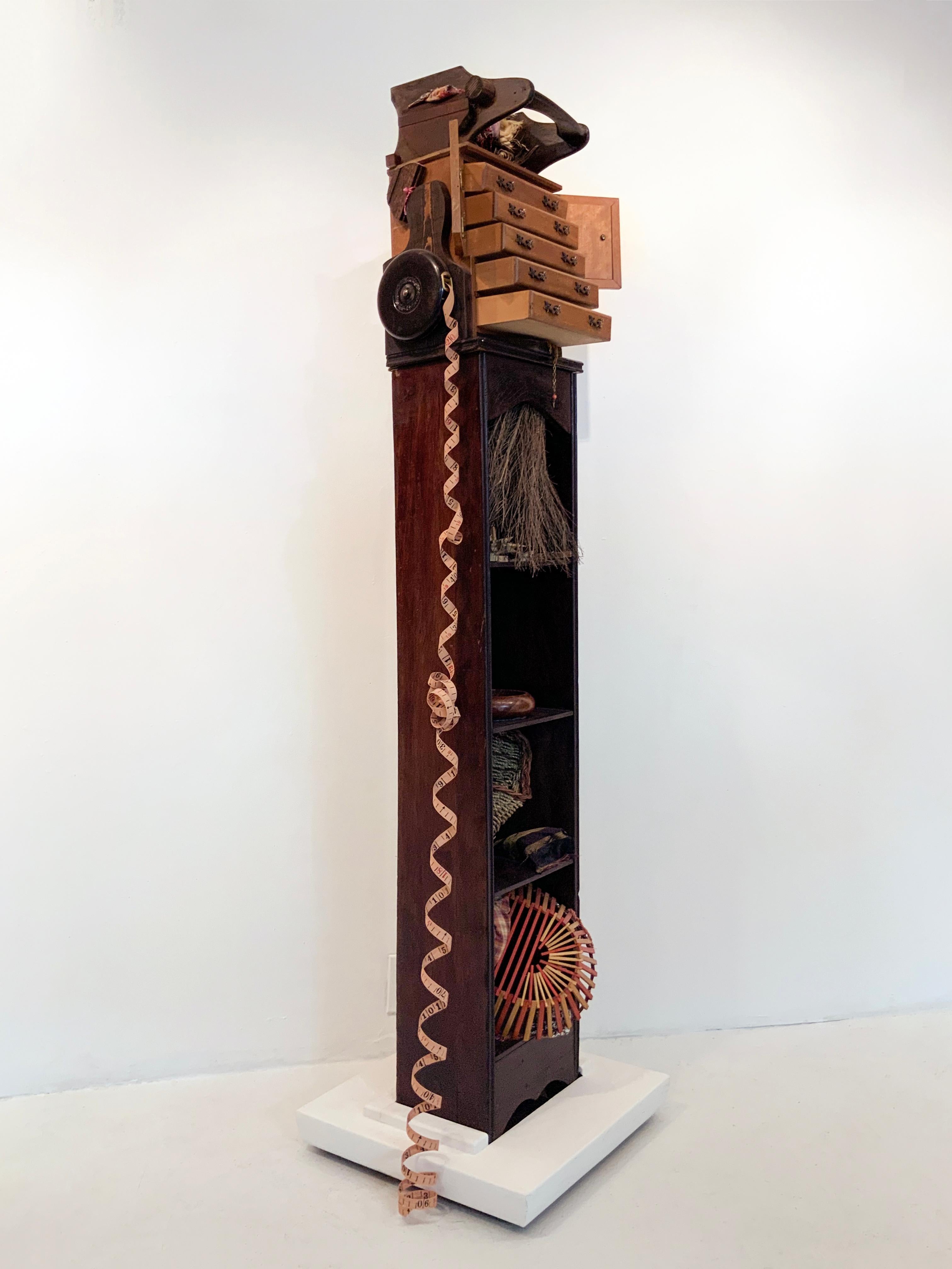 Linda Stein, Totem 913- Sculpture contemporaine en bois brun de couleur terre en vente 3