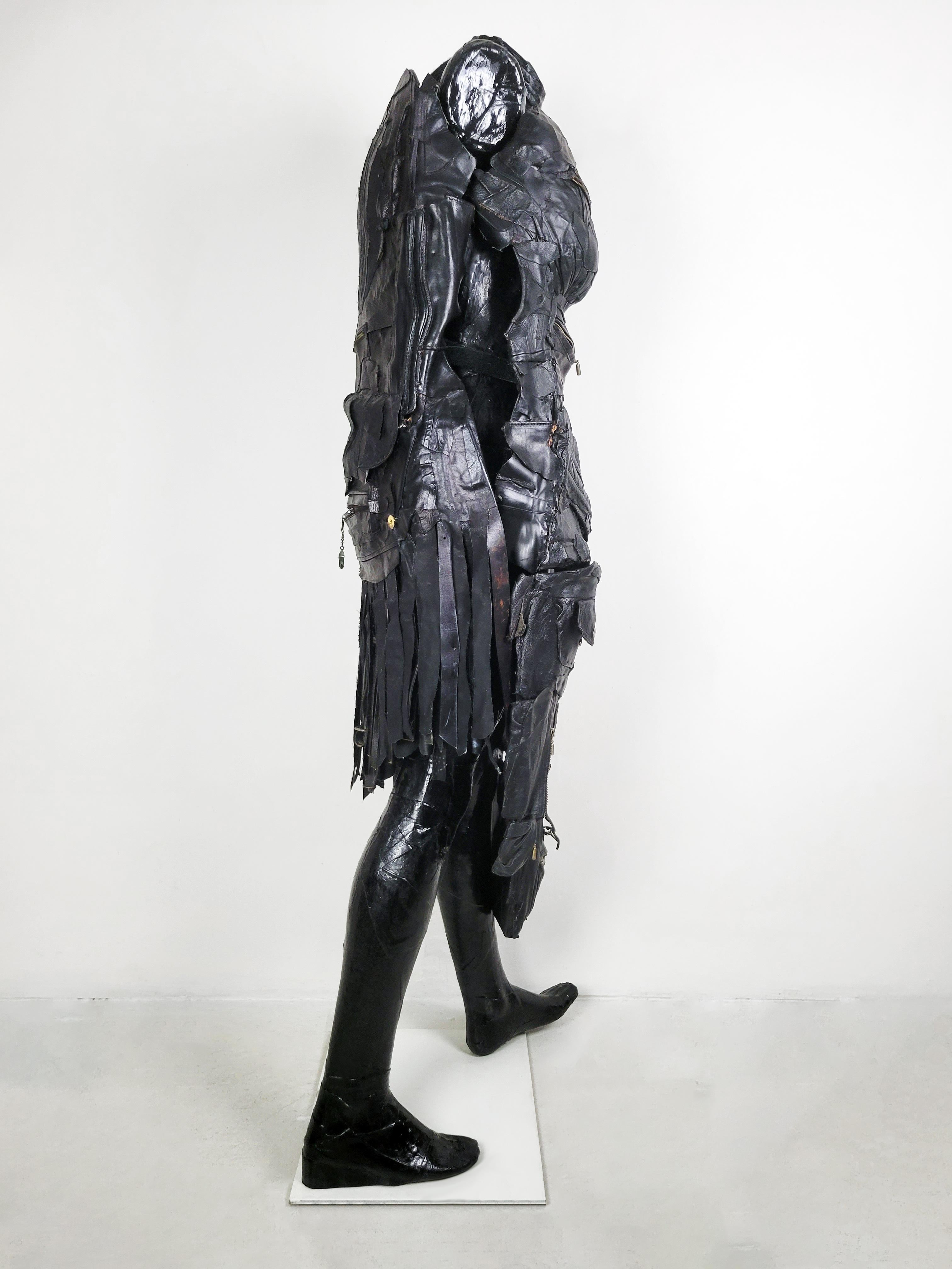 Linda Stein, Tough Love 683 – zeitgenössische Mixed Media-Mode-Lederskulptur im Angebot 1
