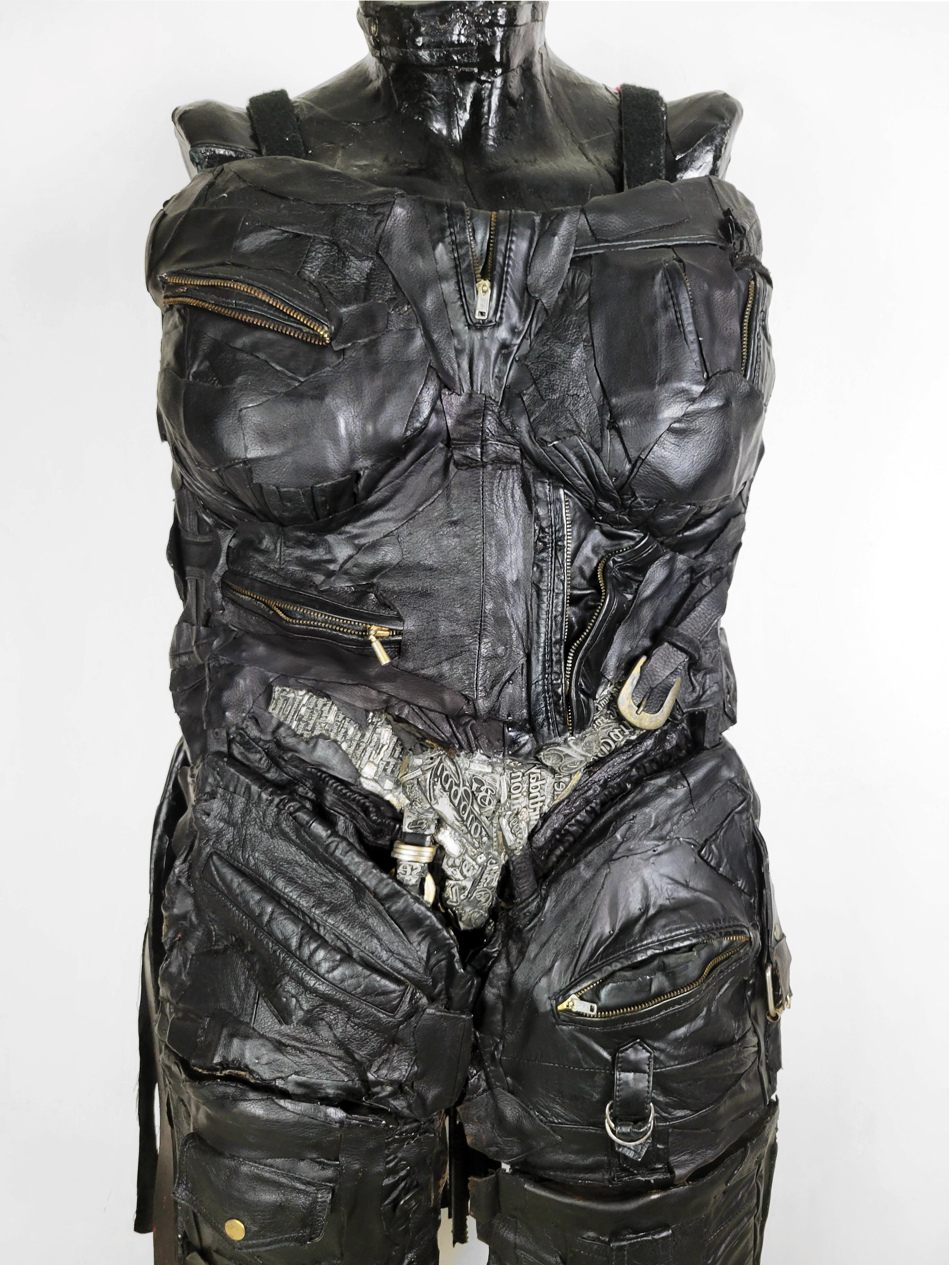 Linda Stein, Tough Love 683 – zeitgenössische Mixed Media-Mode-Lederskulptur im Angebot 2