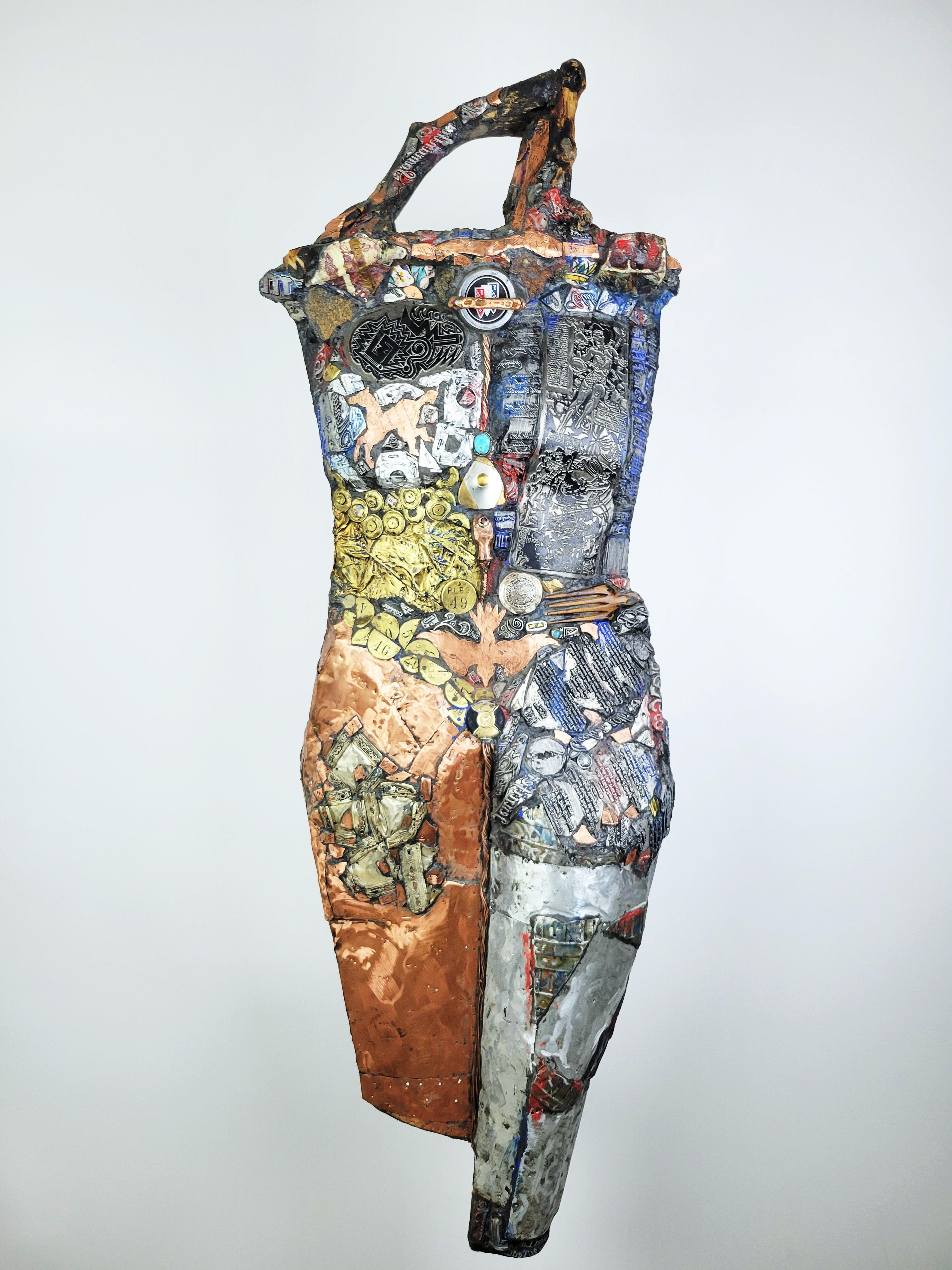 Linda Stein, Vestment 628 - Sculpture contemporaine de armure en bois et métal mélangé