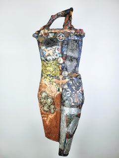 Linda Stein, Vestment 628 – zeitgenössische Mixed Media-Armorskulptur aus Metallholz