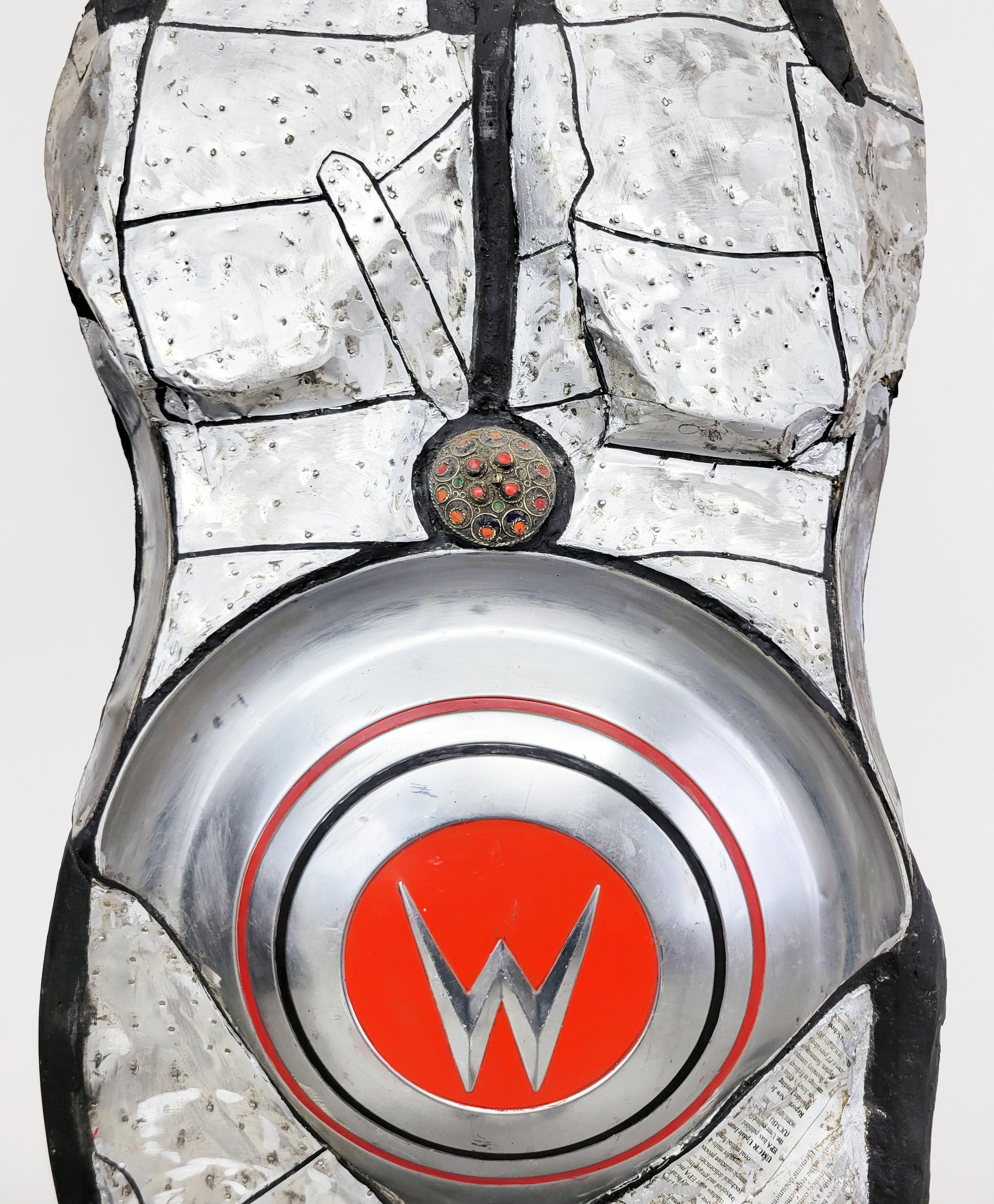 Linda Stein, W 629 - Sculpture de armure contemporaine en métal noir et argent en vente 3