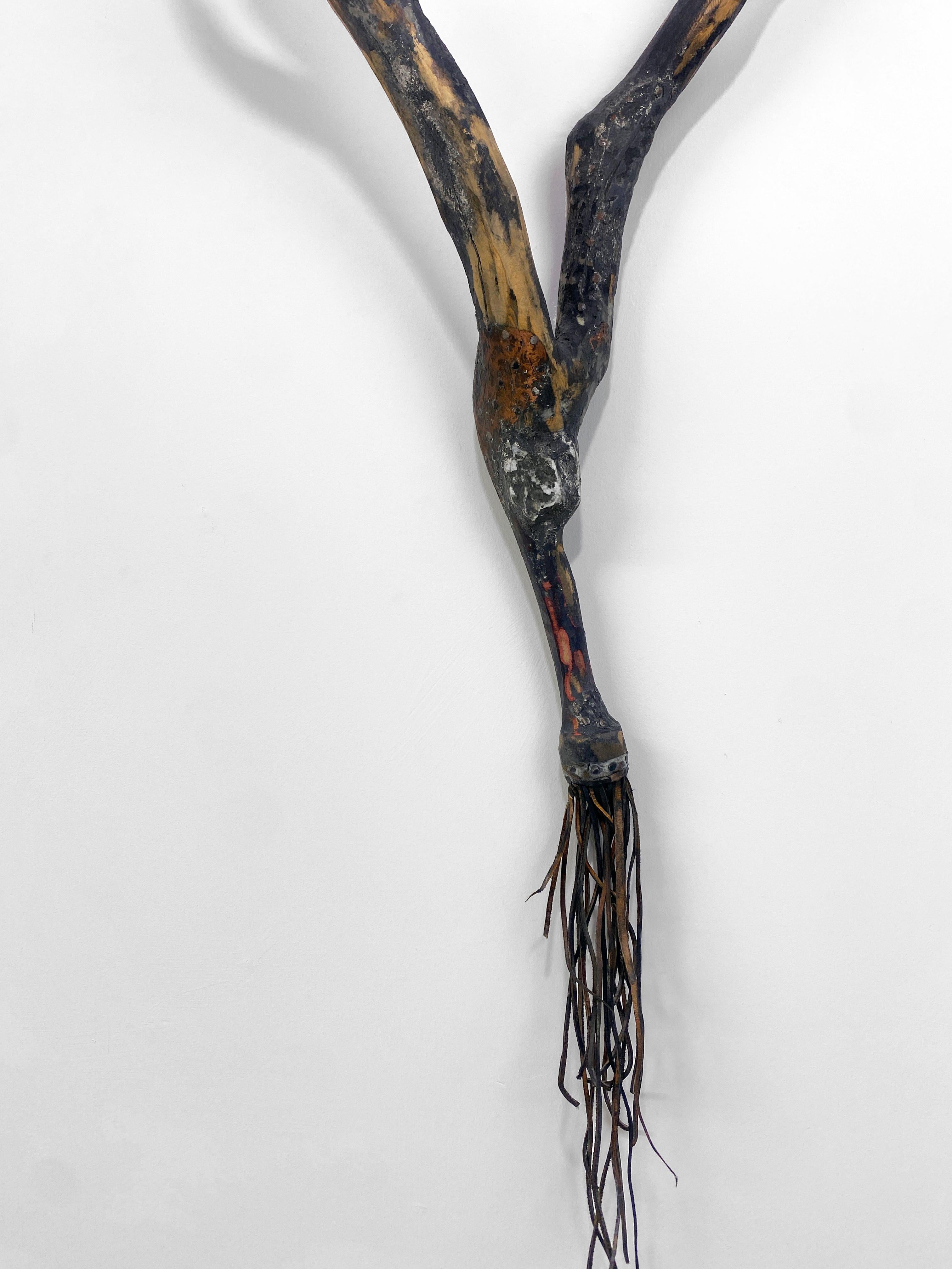 Linda Stein, Exploradora 184 - Escultura contemporánea de madera, metal y técnica mixta 

En la década de 1980, Linda Stein inició una serie titulada Cetros ceremoniales, en la que imaginaba una excavación realizada por antropólogos que descubrían