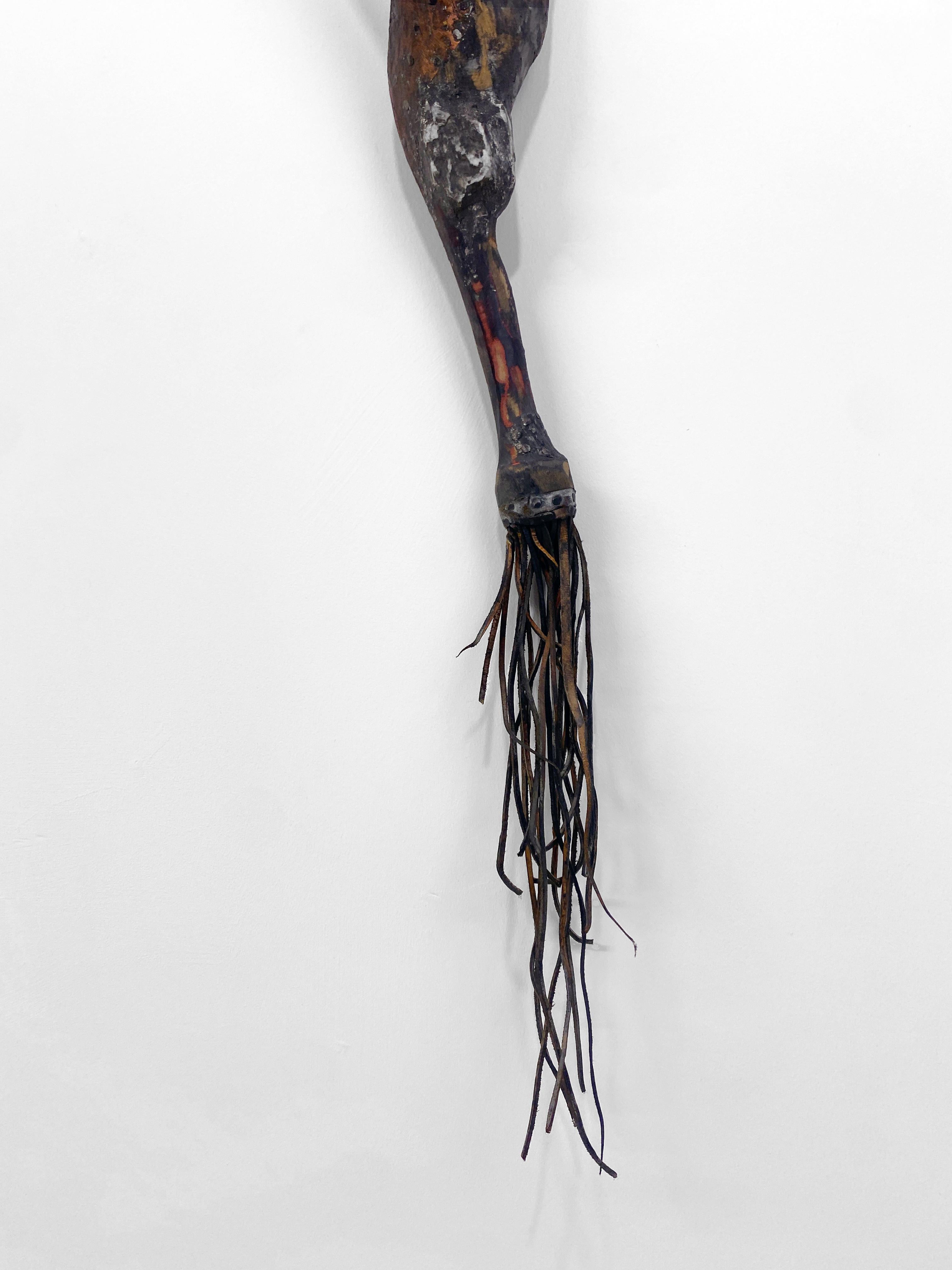 Escultura contemporánea de madera, metal y técnica mixta - Explorador 184 en venta 1