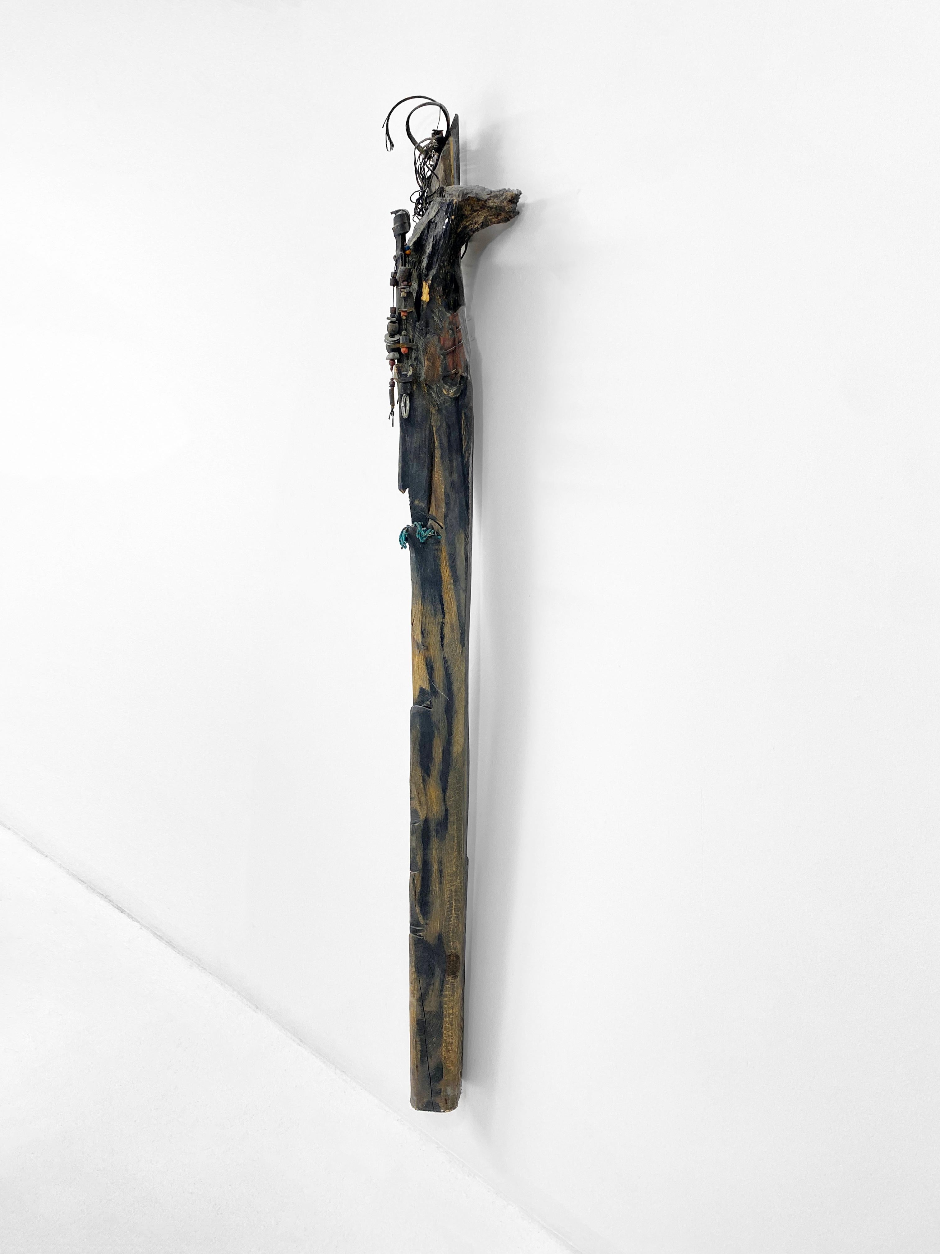 Linda Stein, Sceptre de rêve 159 - Sculpture contemporaine en bois, métal, pierre, techniques mixtes

Dans les années 1980, Linda Stein a commencé une série intitulée Ceremonial Scepters, où elle a imaginé des fouilles menées par des anthropologues